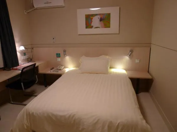 Bed in Jinjiang Inn Baoding Military School Square