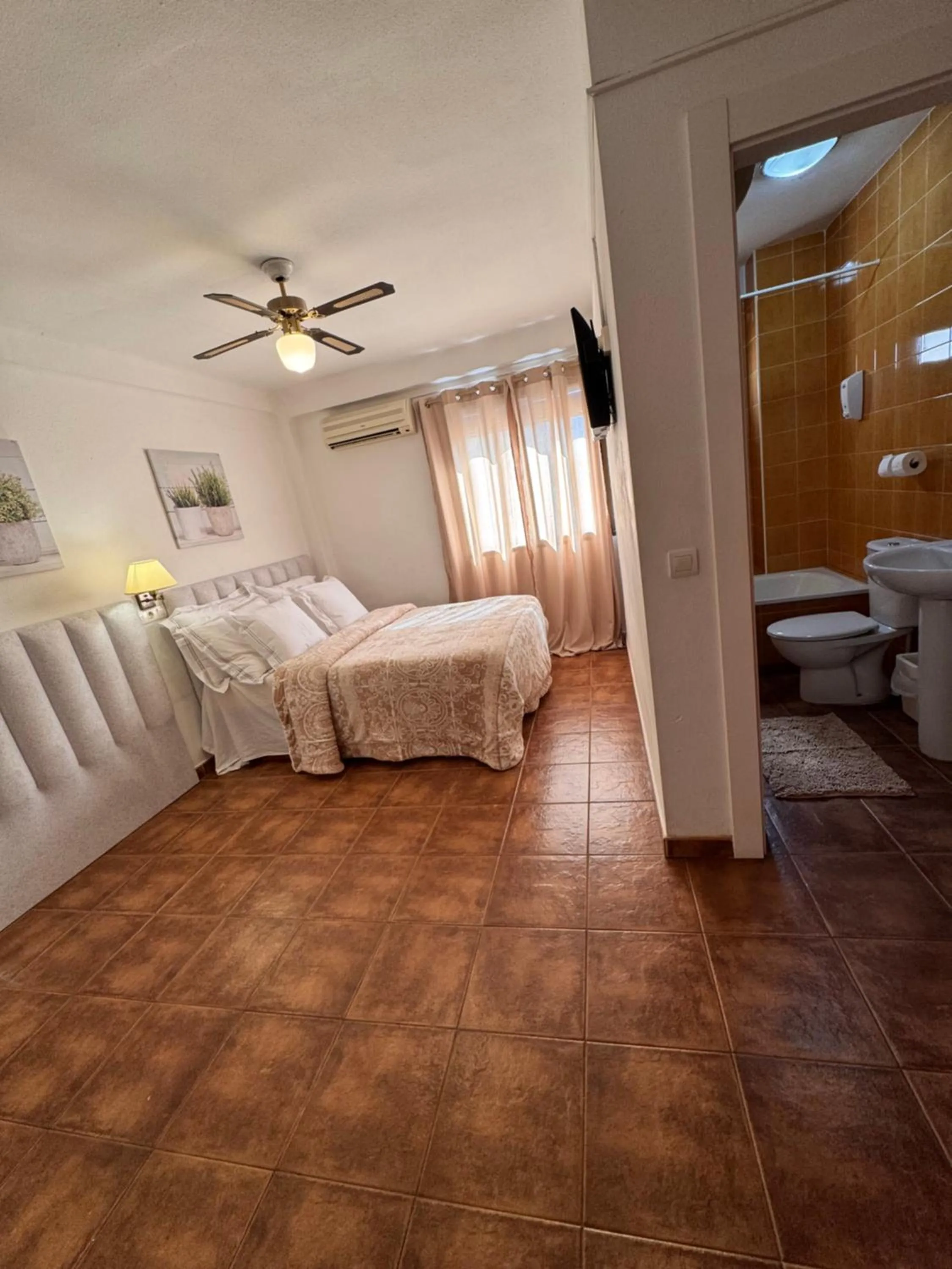 Toilet, Bed in Hotel Serramar
