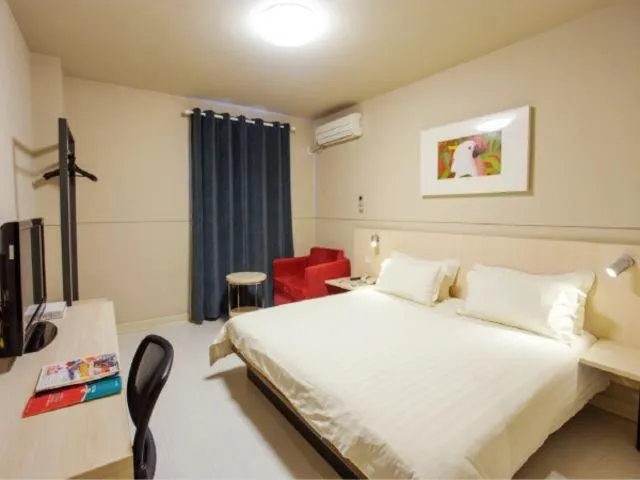 Bed in Jinjiang Inn Xinxiang Railway Station