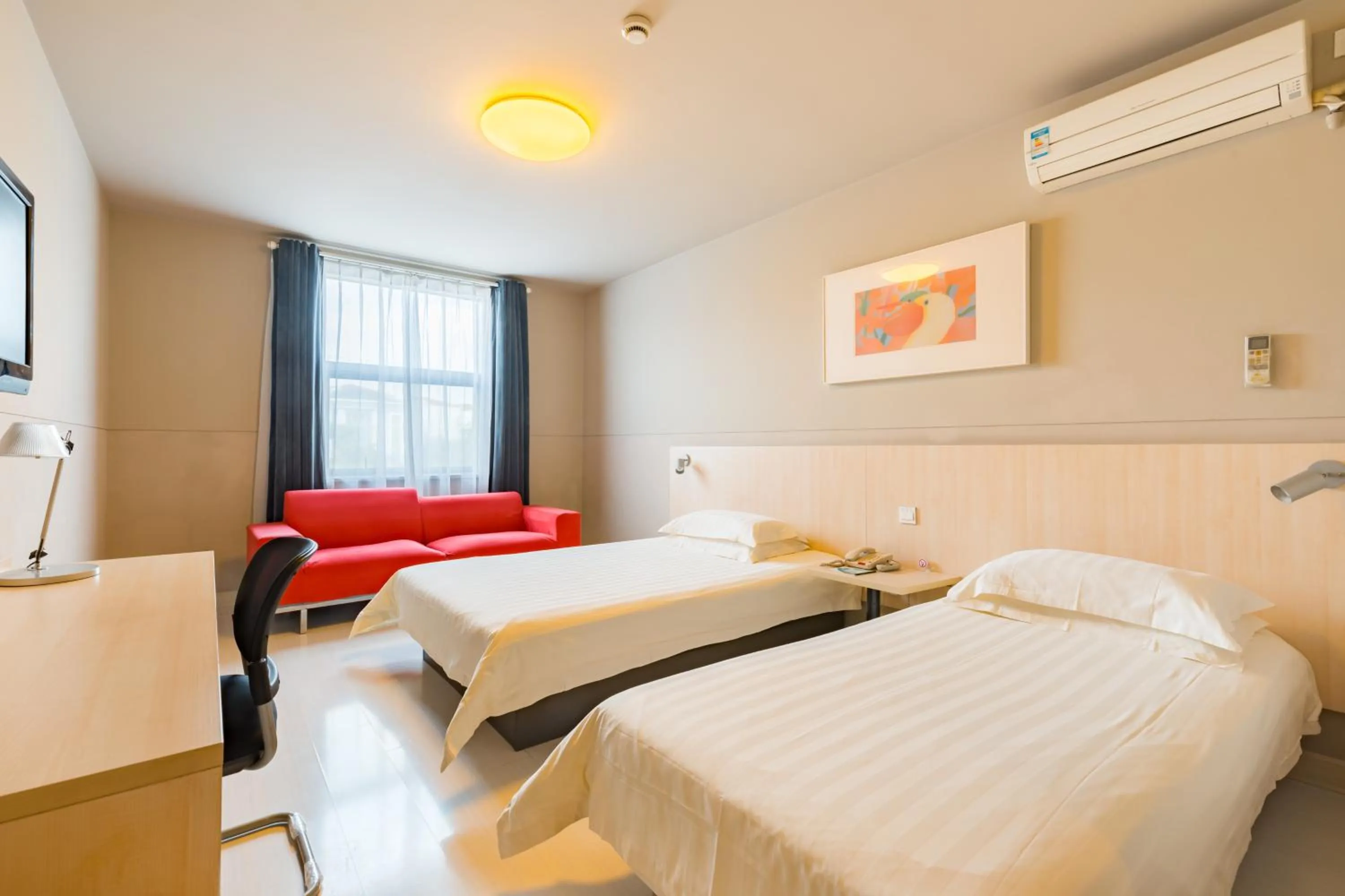 Bed in Jinjiang Inn Shanghai Light Textile Market Caoan Road