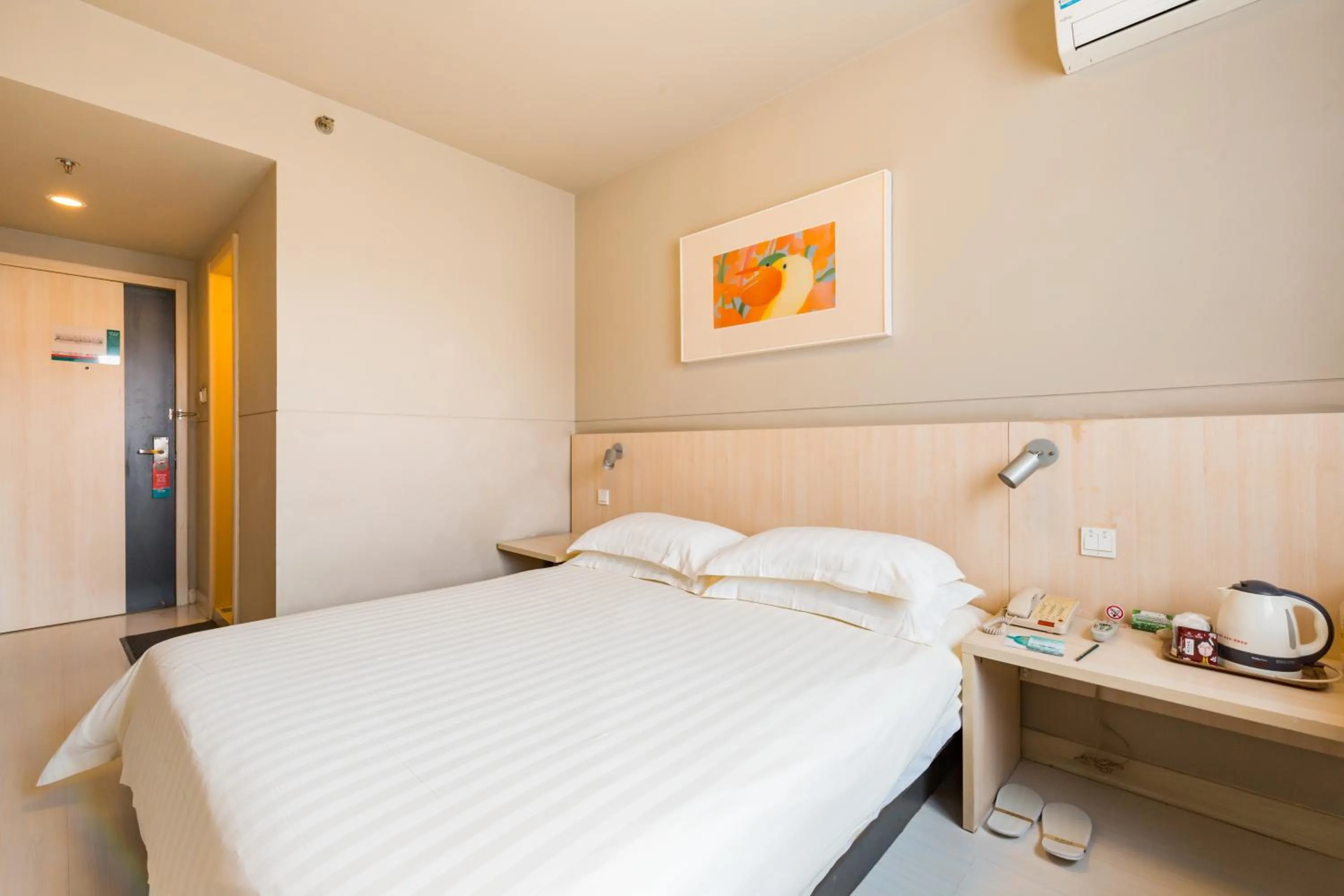 Bed in Jinjiang Inn Shanghai Light Textile Market Caoan Road