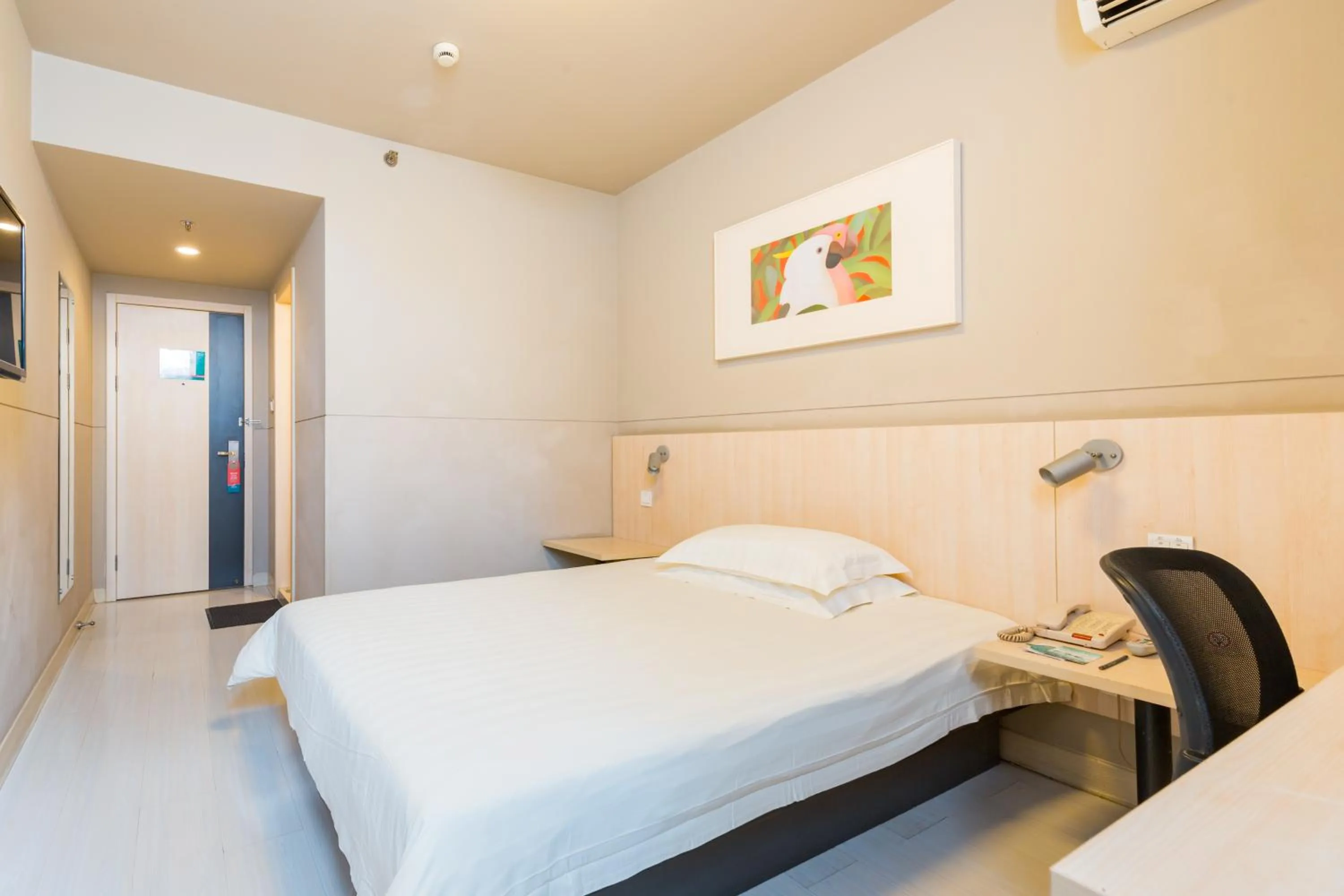 Bed in Jinjiang Inn Shanghai Light Textile Market Caoan Road