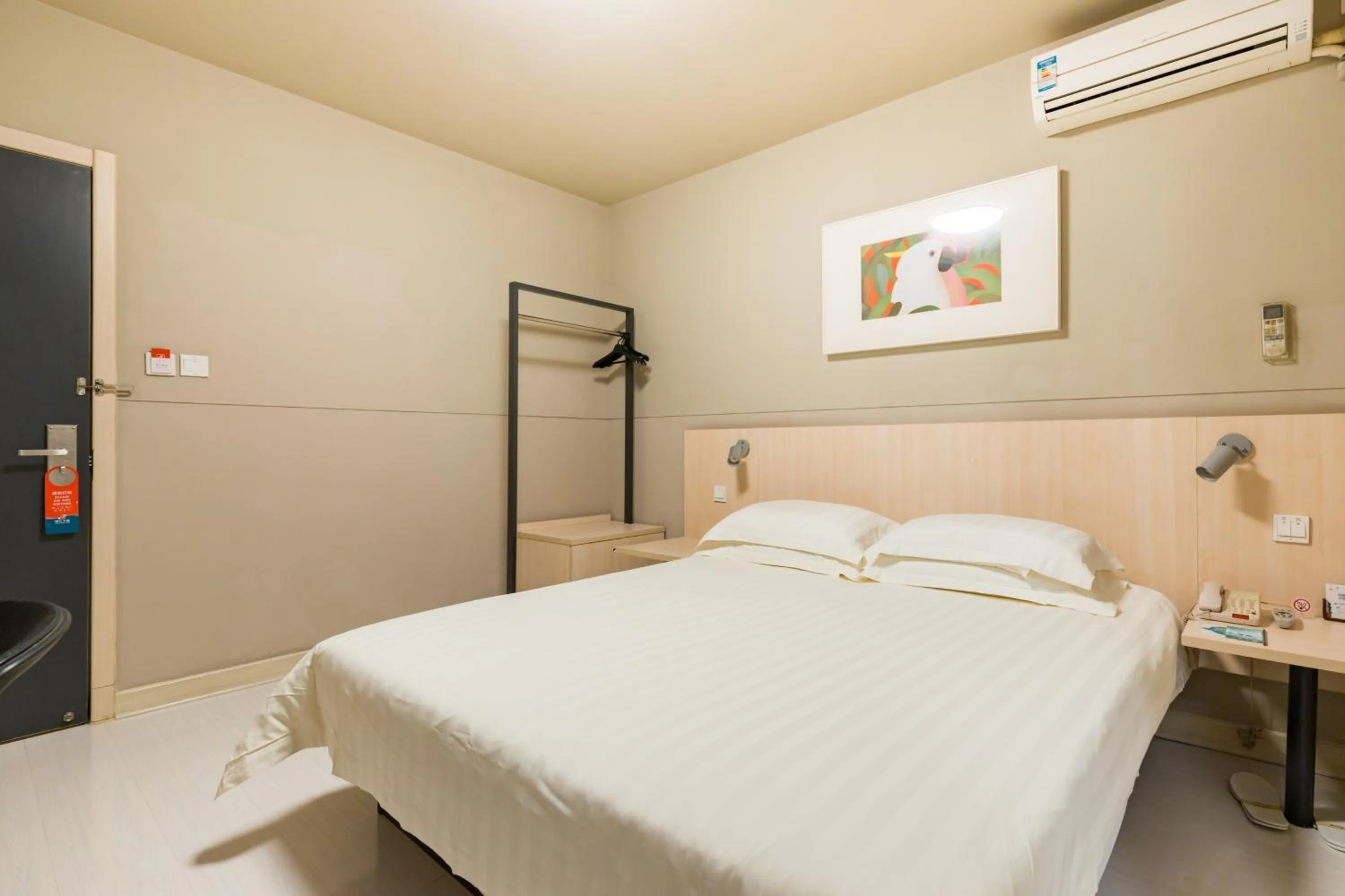 Bed in Jinjiang Inn Shanghai Light Textile Market Caoan Road