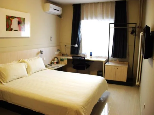 Bed in Jinjiang Inn Cangzhou Railway Station