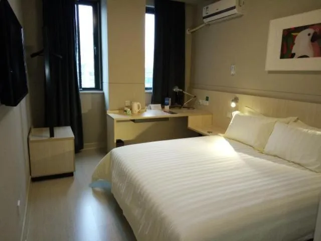 Bedroom, Bed in Jinjiang Inn Shanghai International Tourist Resort Xiuyan Road Subway Station