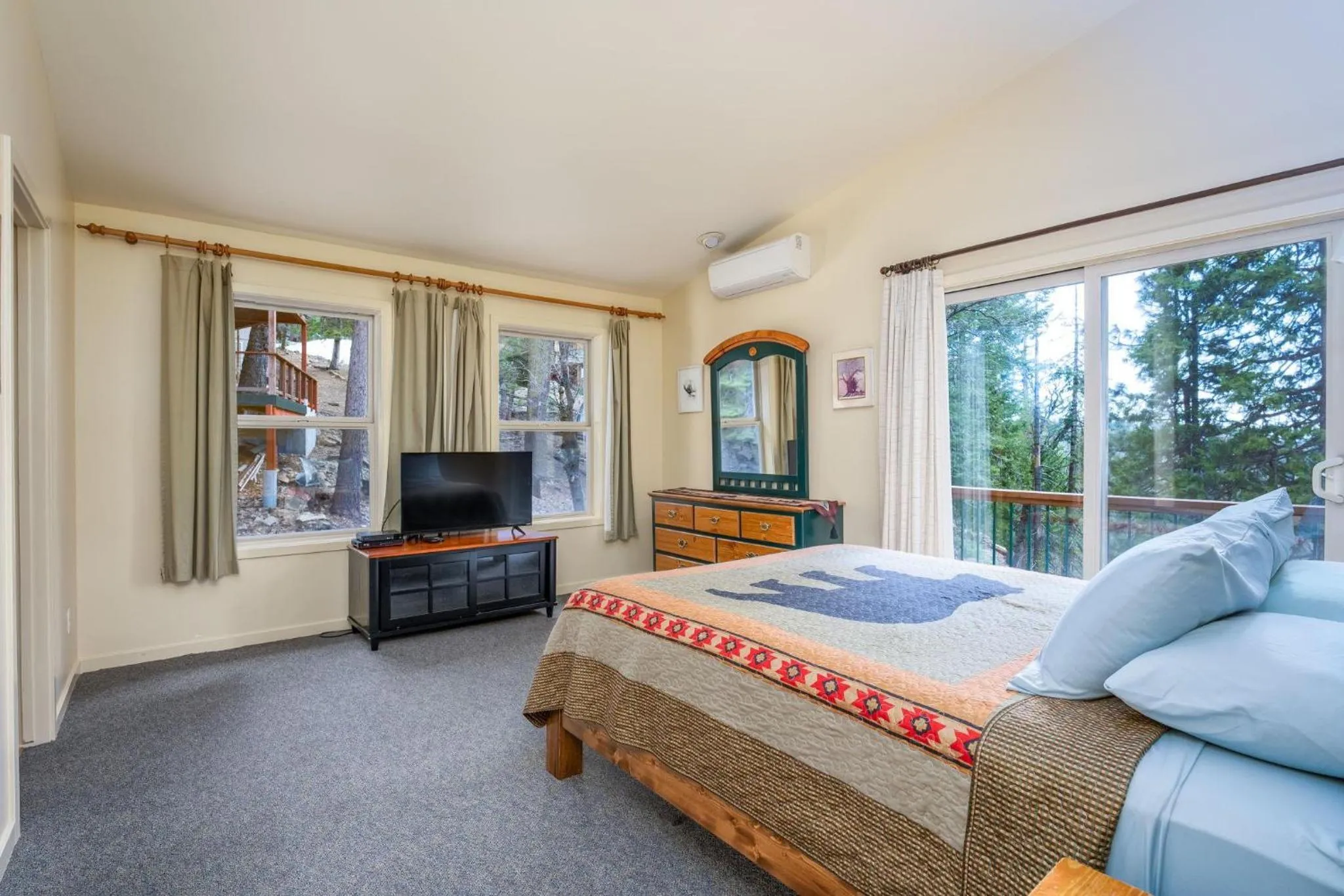 Falcons Nest (Upstairs)