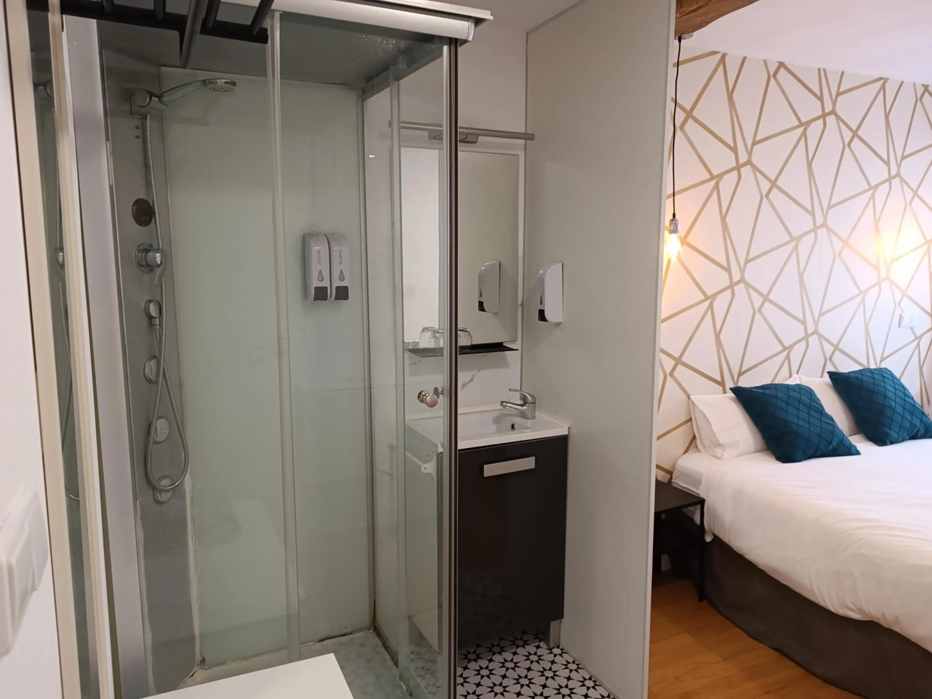 Shower, Bed in Rin Rooms