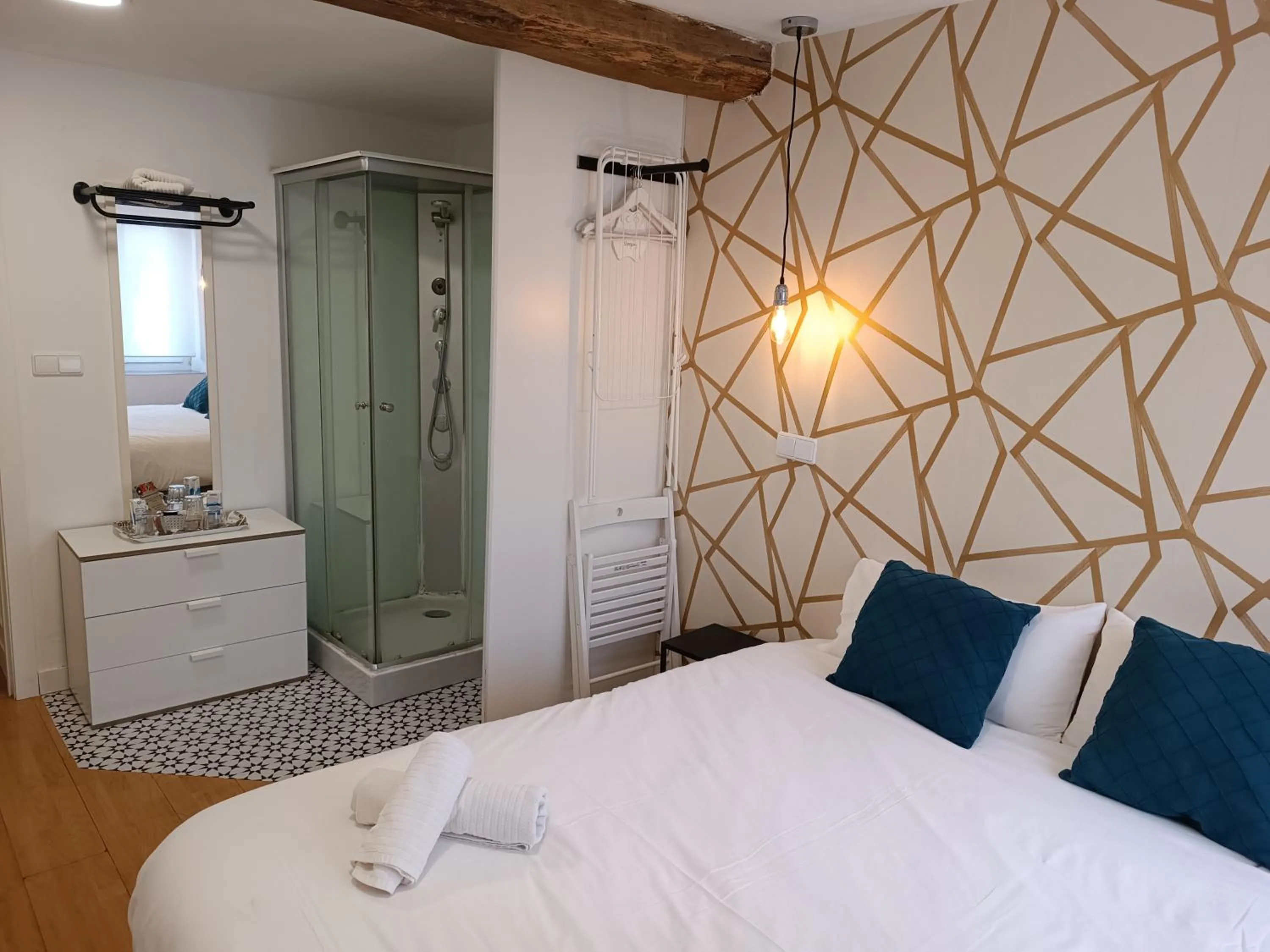 Photo of the whole room, Bed in Rin Rooms