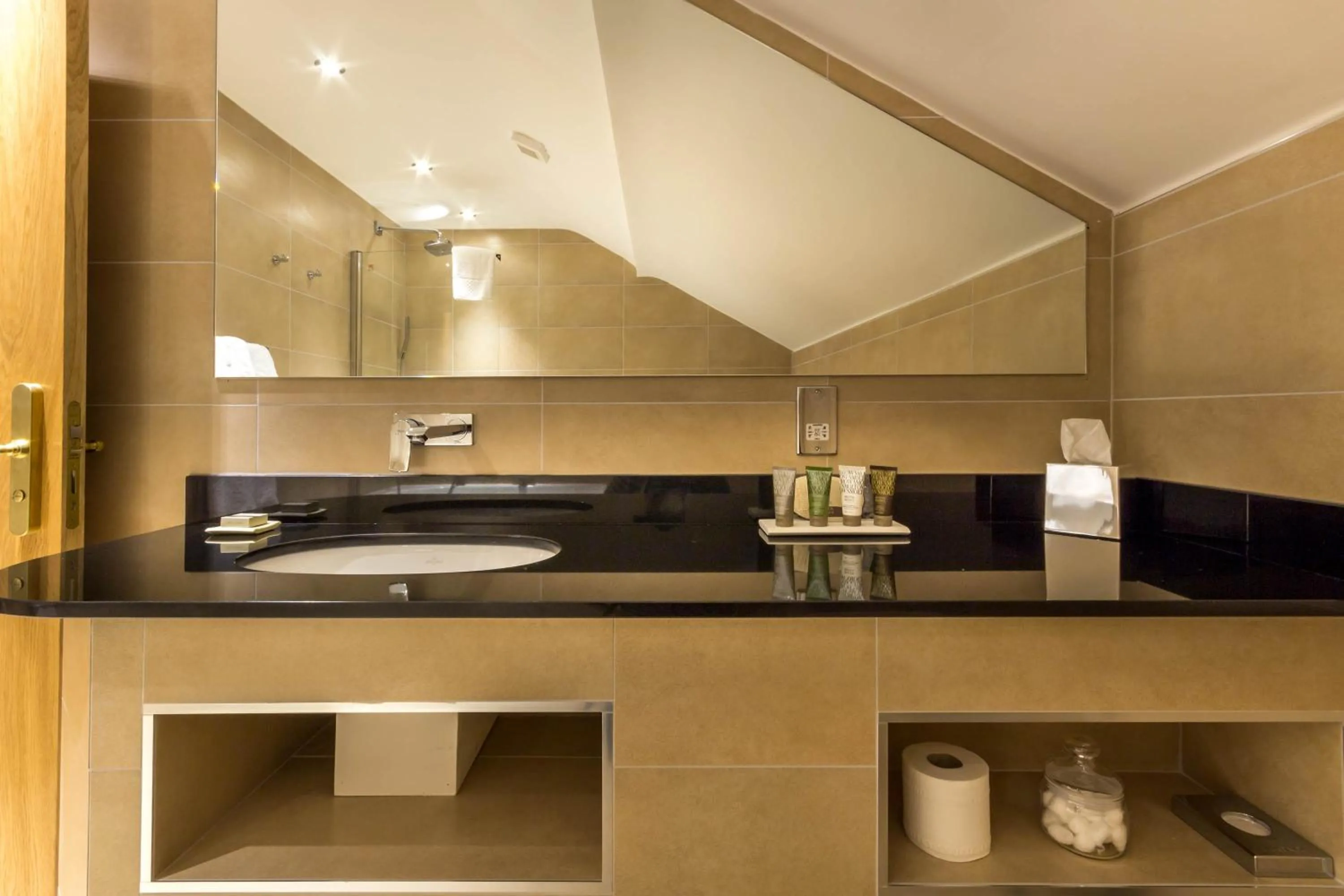 Bathroom in Mansio Suites Basinghall