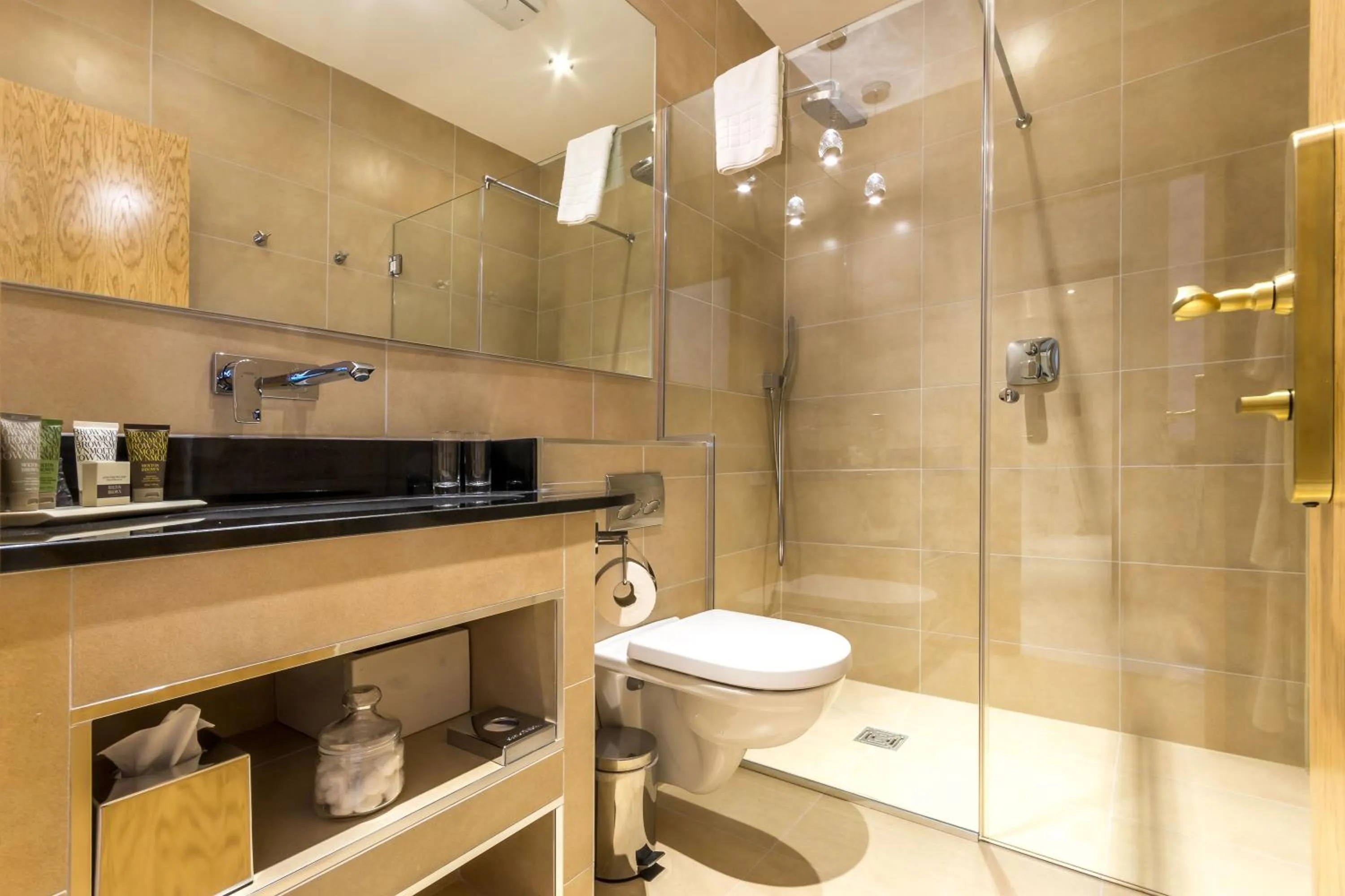 Shower in Mansio Suites Basinghall