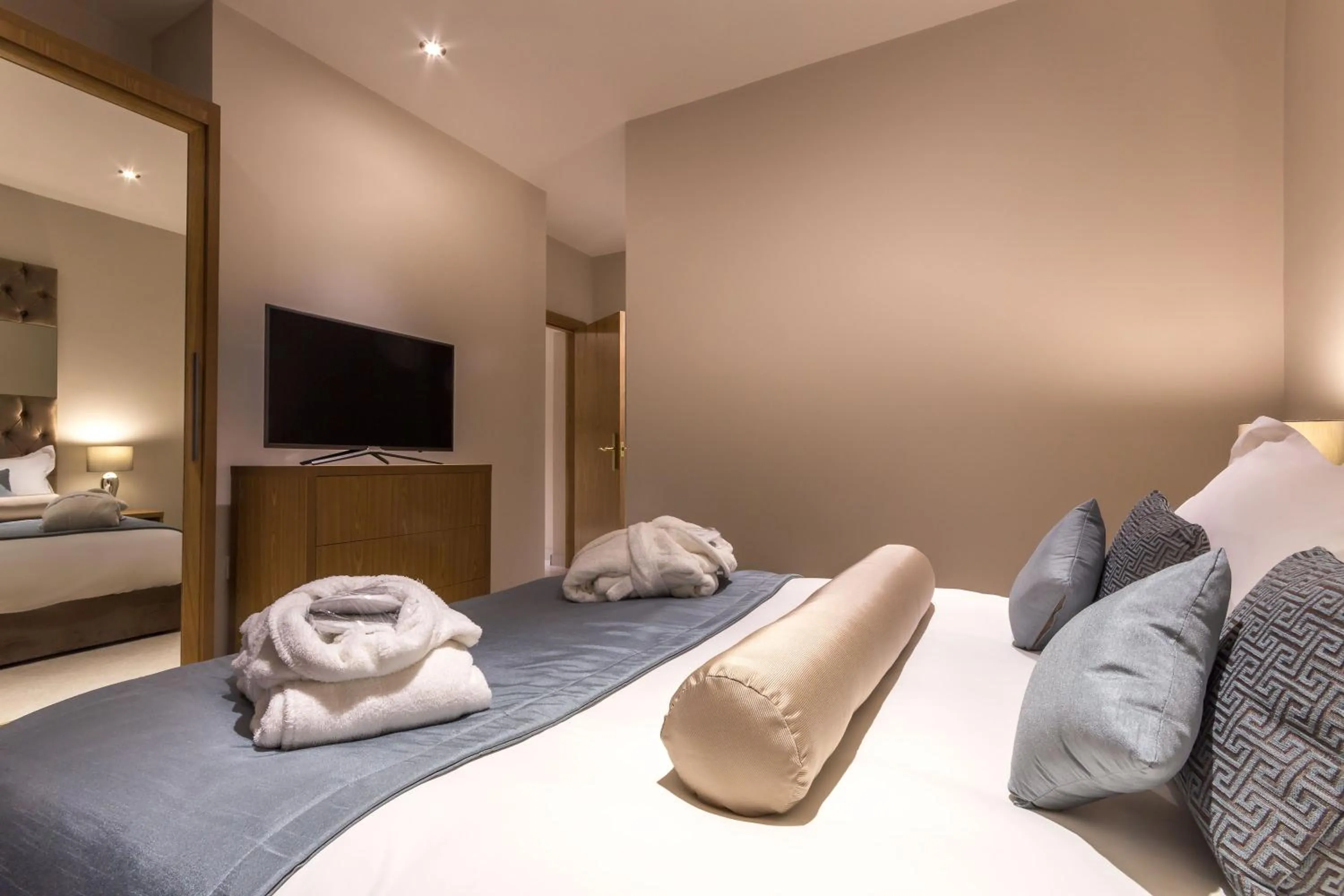 TV and multimedia, Bed in Mansio Suites Basinghall