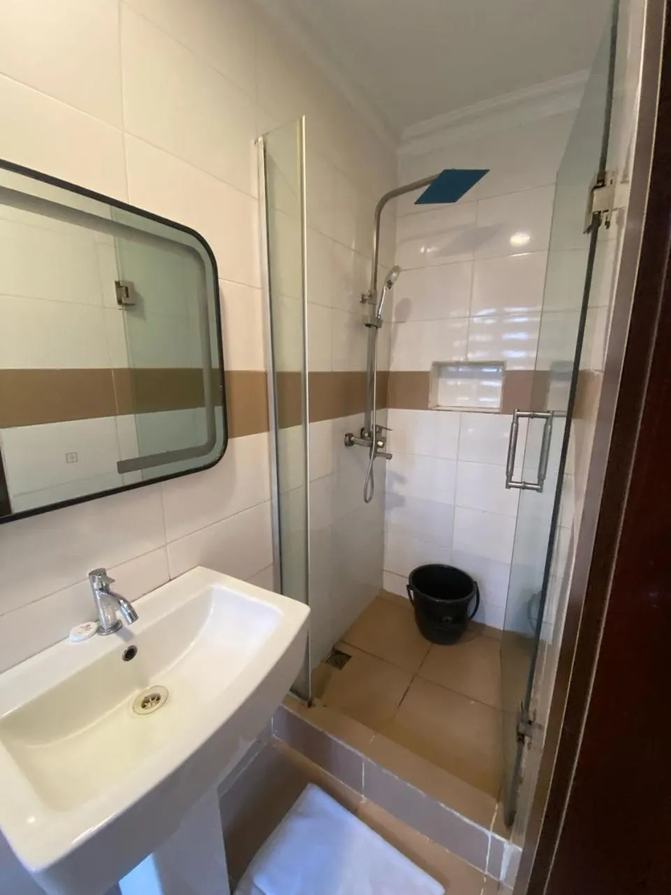 Shower in Presken Hotel Mojidi, Allen Ikeja