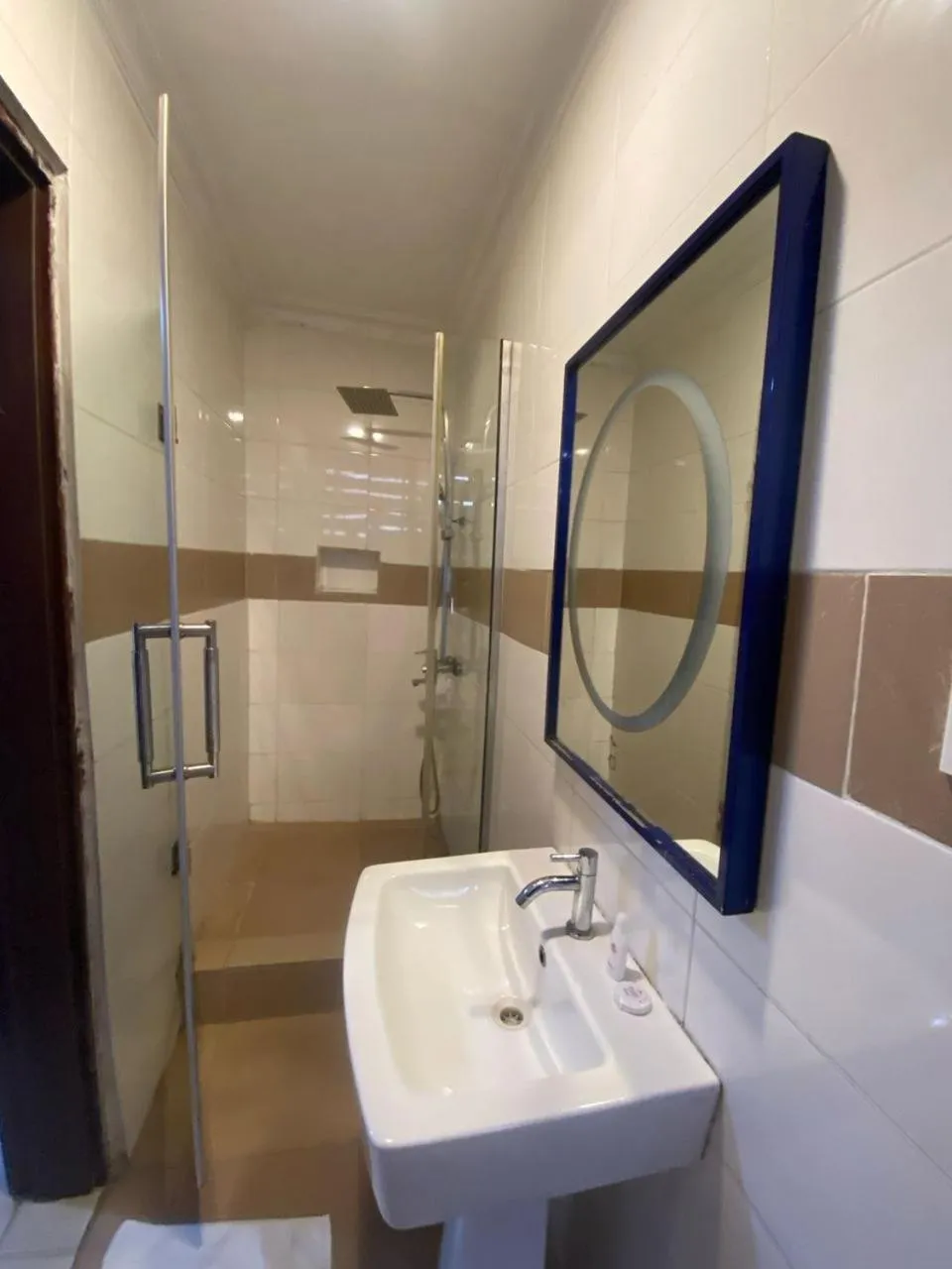 Shower in Presken Hotel Mojidi, Allen Ikeja