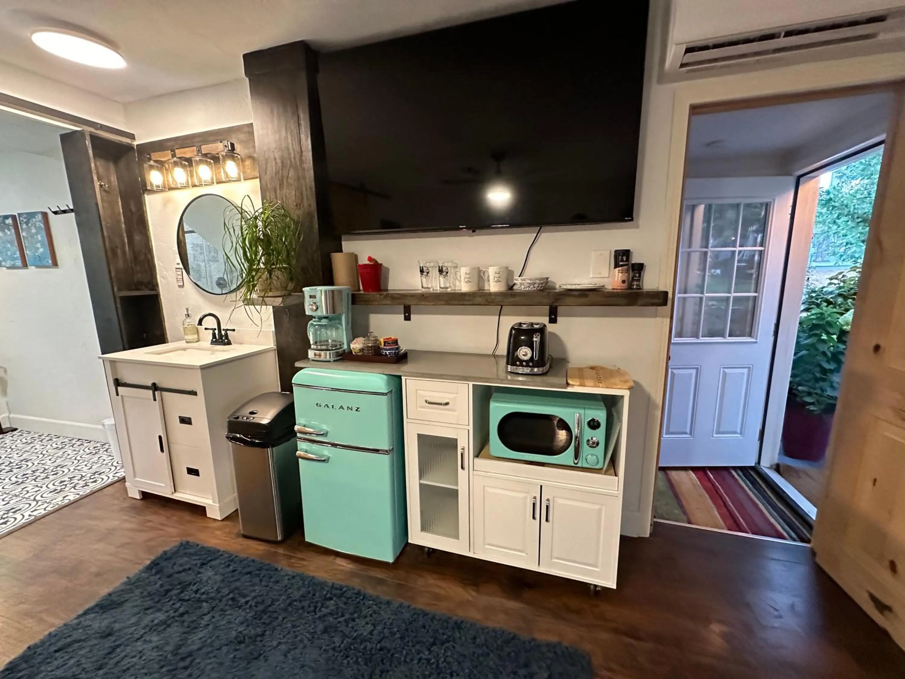 Kitchen or kitchenette in The Pines Inn and Cottages