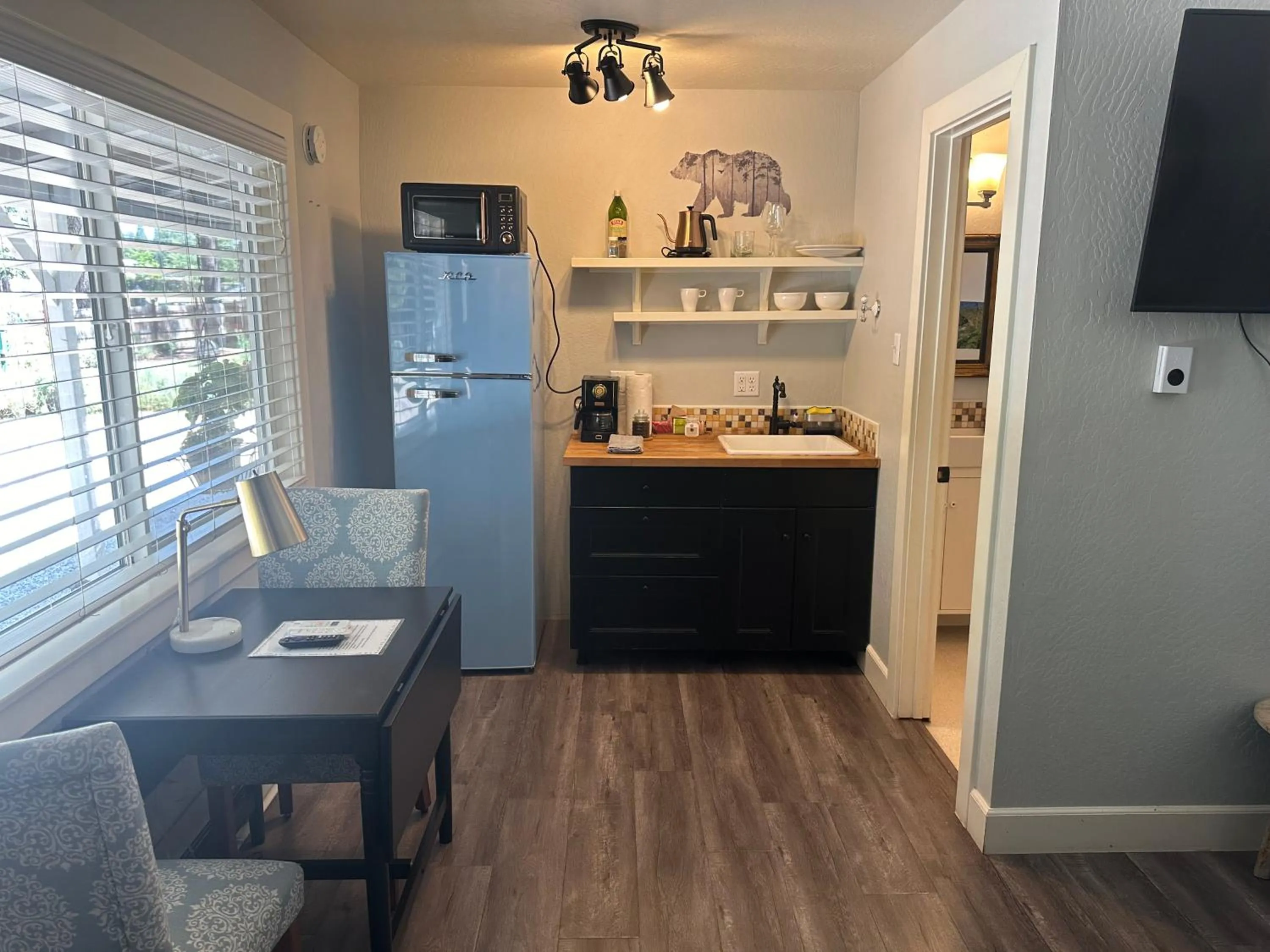 kitchen in The Pines Inn and Cottages
