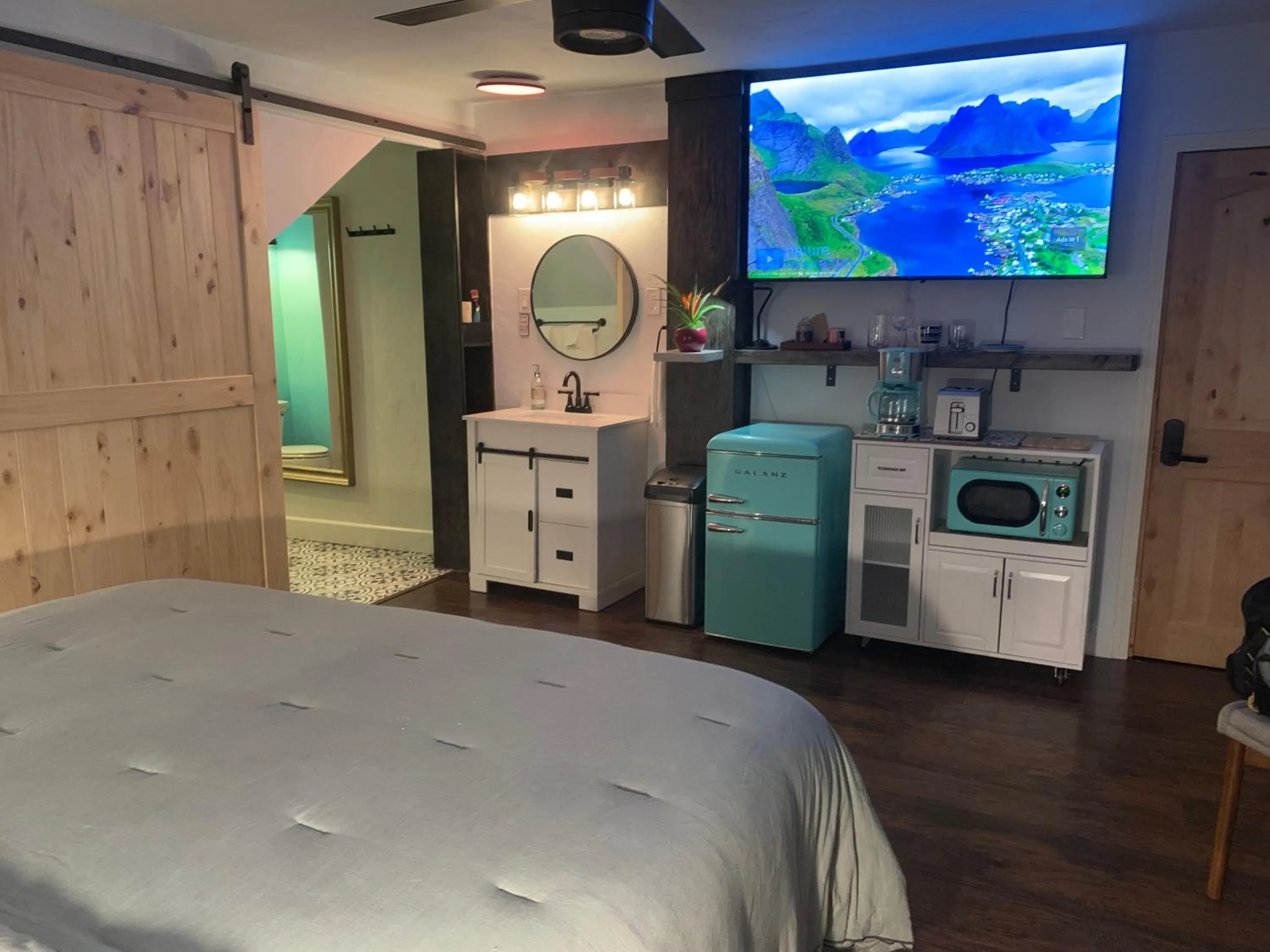 TV and multimedia, Bed in The Pines Inn and Cottages