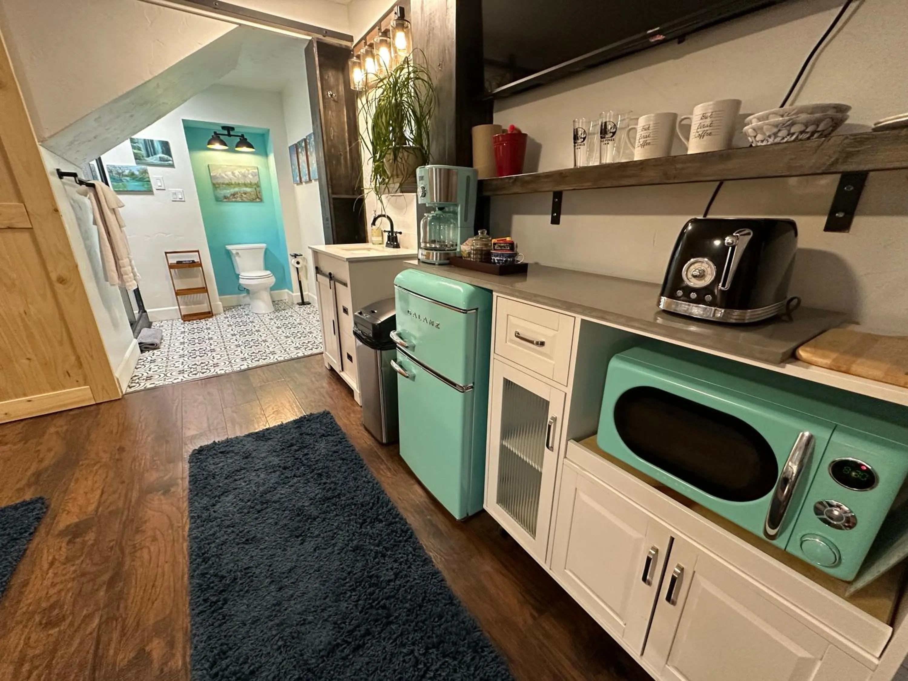 Coffee/tea facilities in The Pines Inn and Cottages