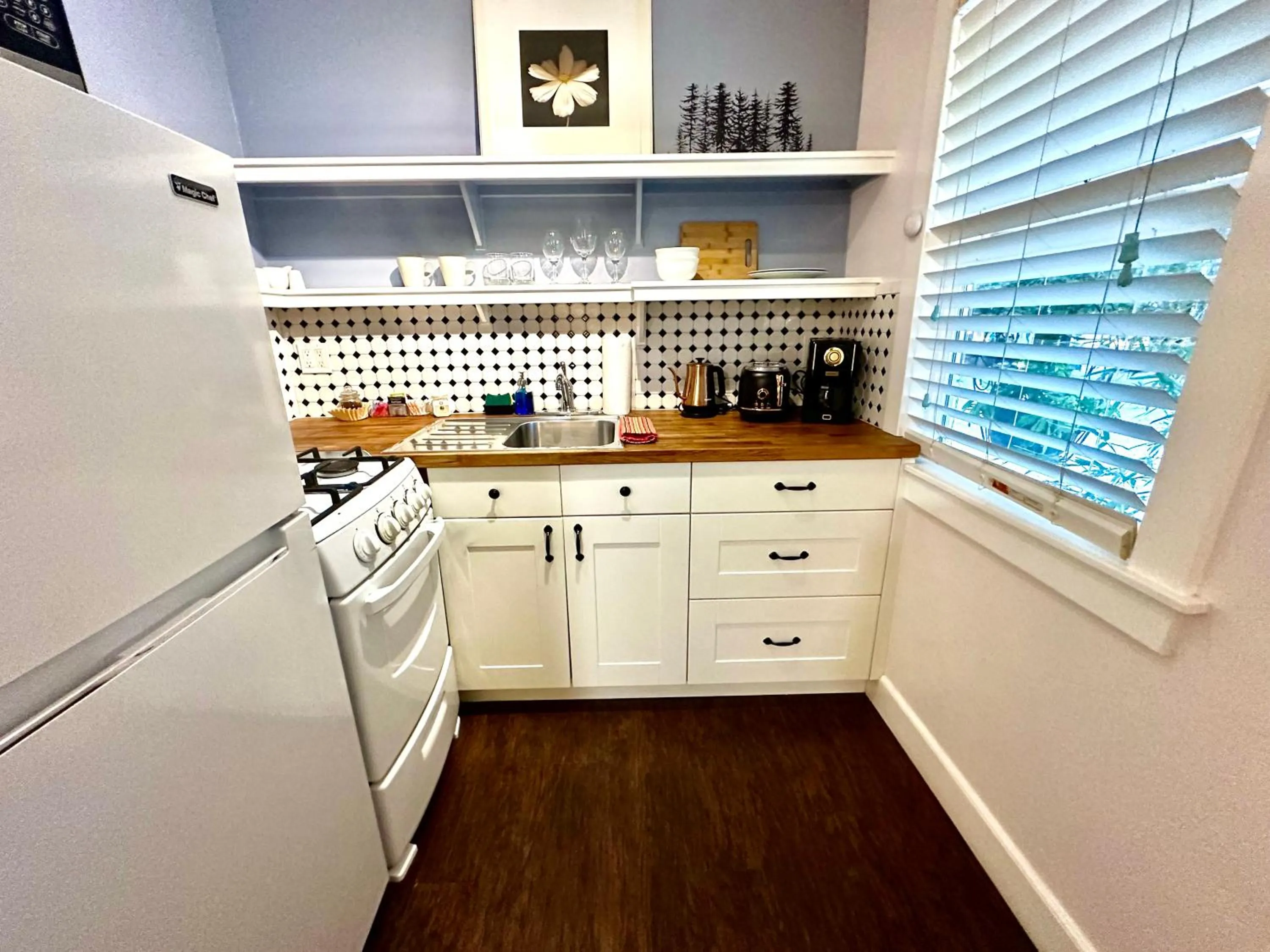 Coffee/tea facilities in The Pines Inn and Cottages