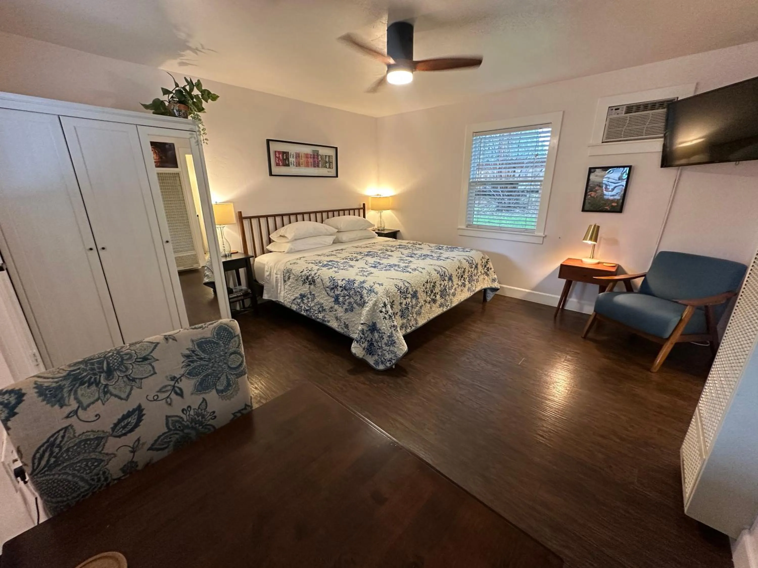 Bed in The Pines Inn and Cottages