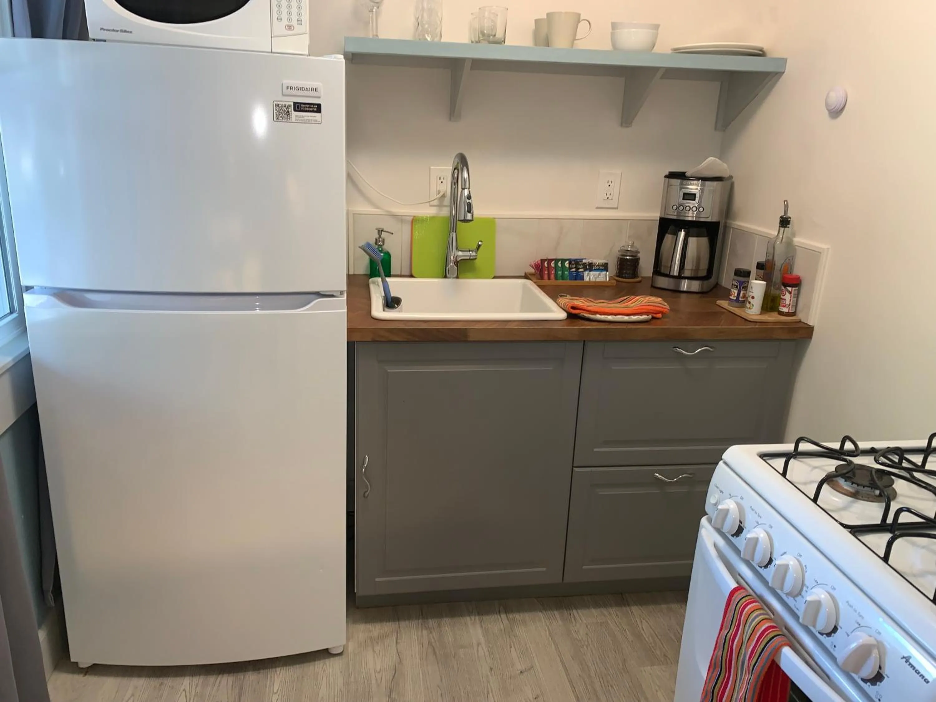 kitchen in The Pines Inn and Cottages