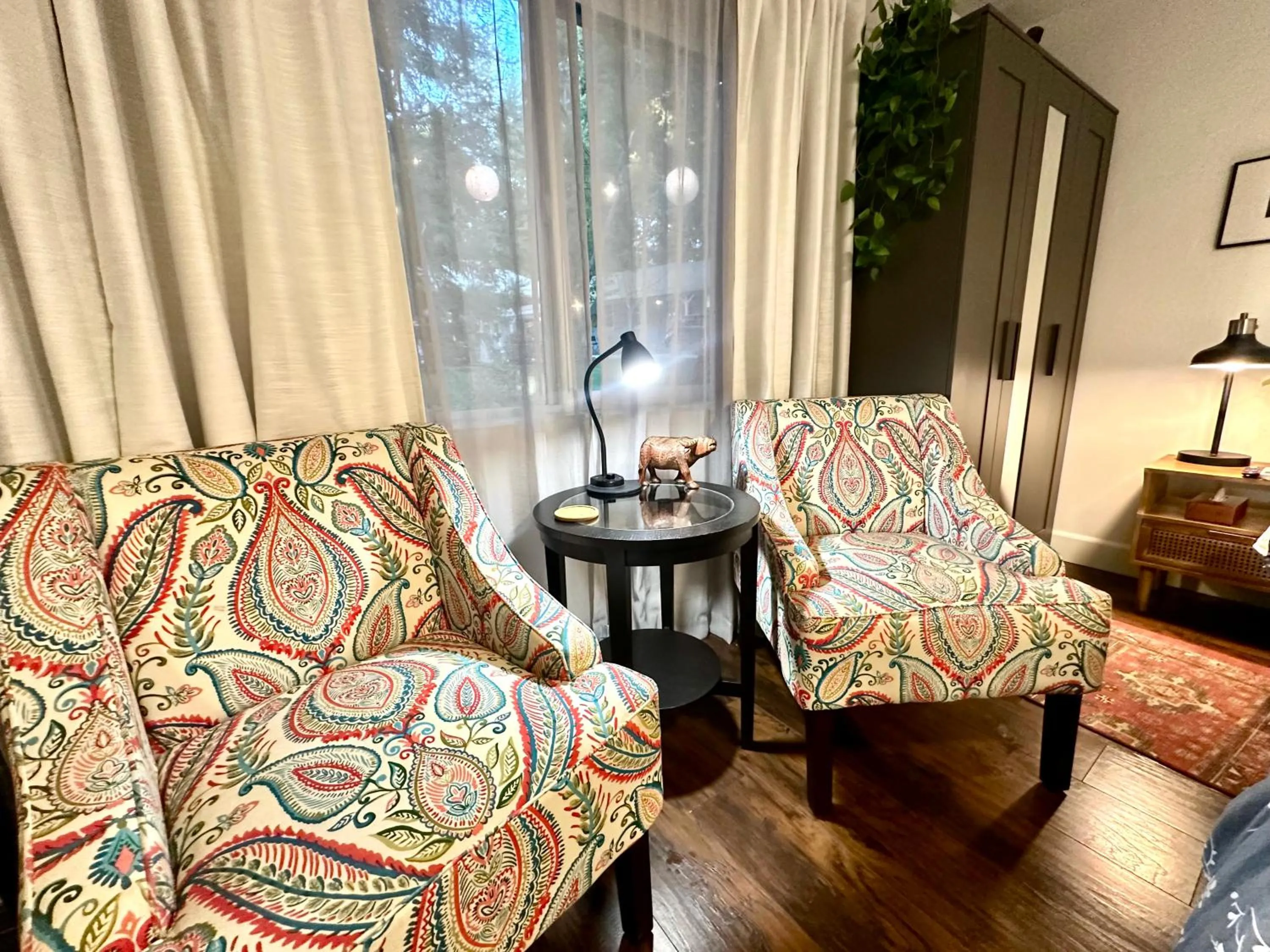 Seating area in The Pines Inn and Cottages