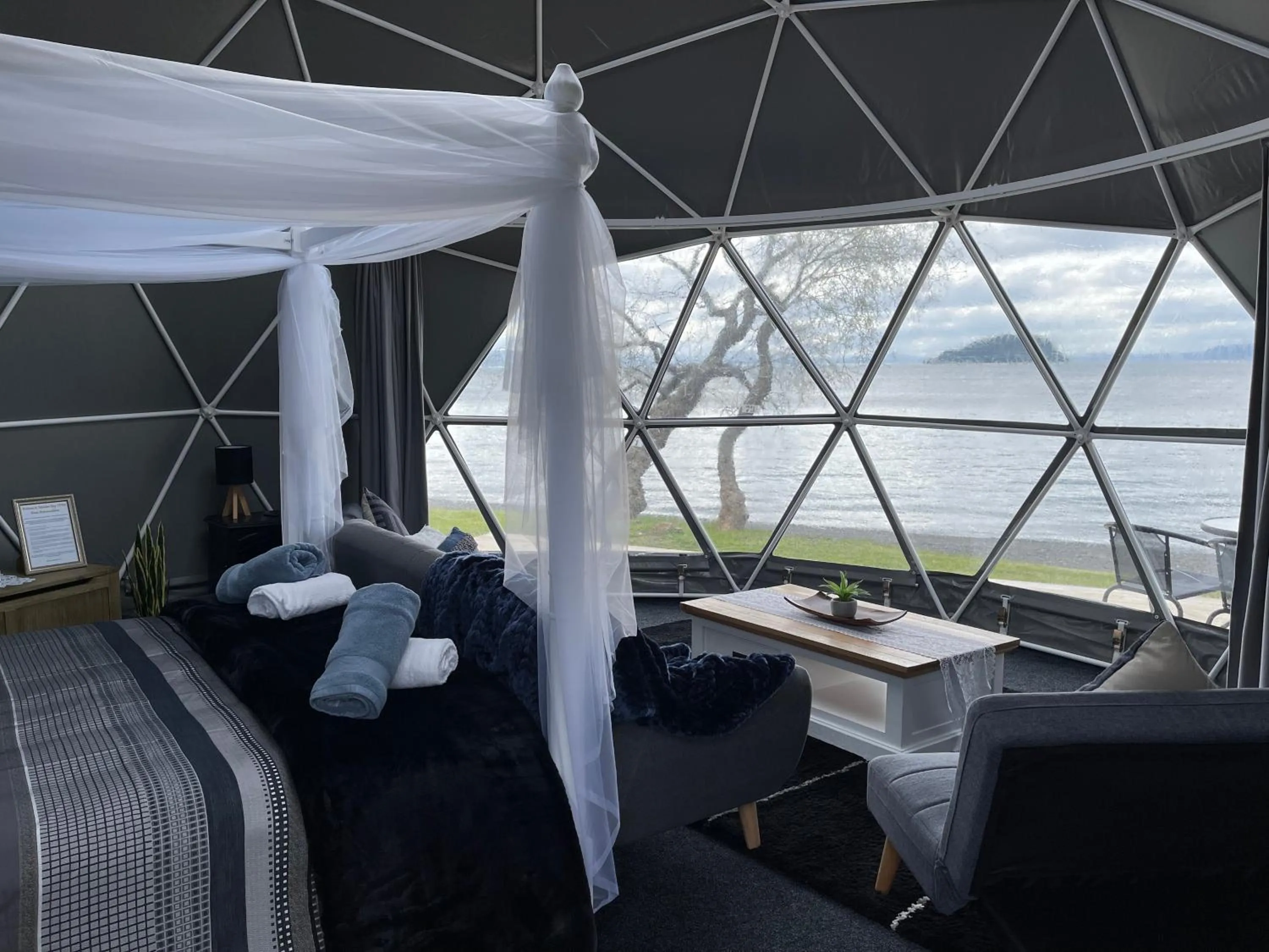 View (from property/room), Bed in Motutere Bay TOP 10 Holiday Park