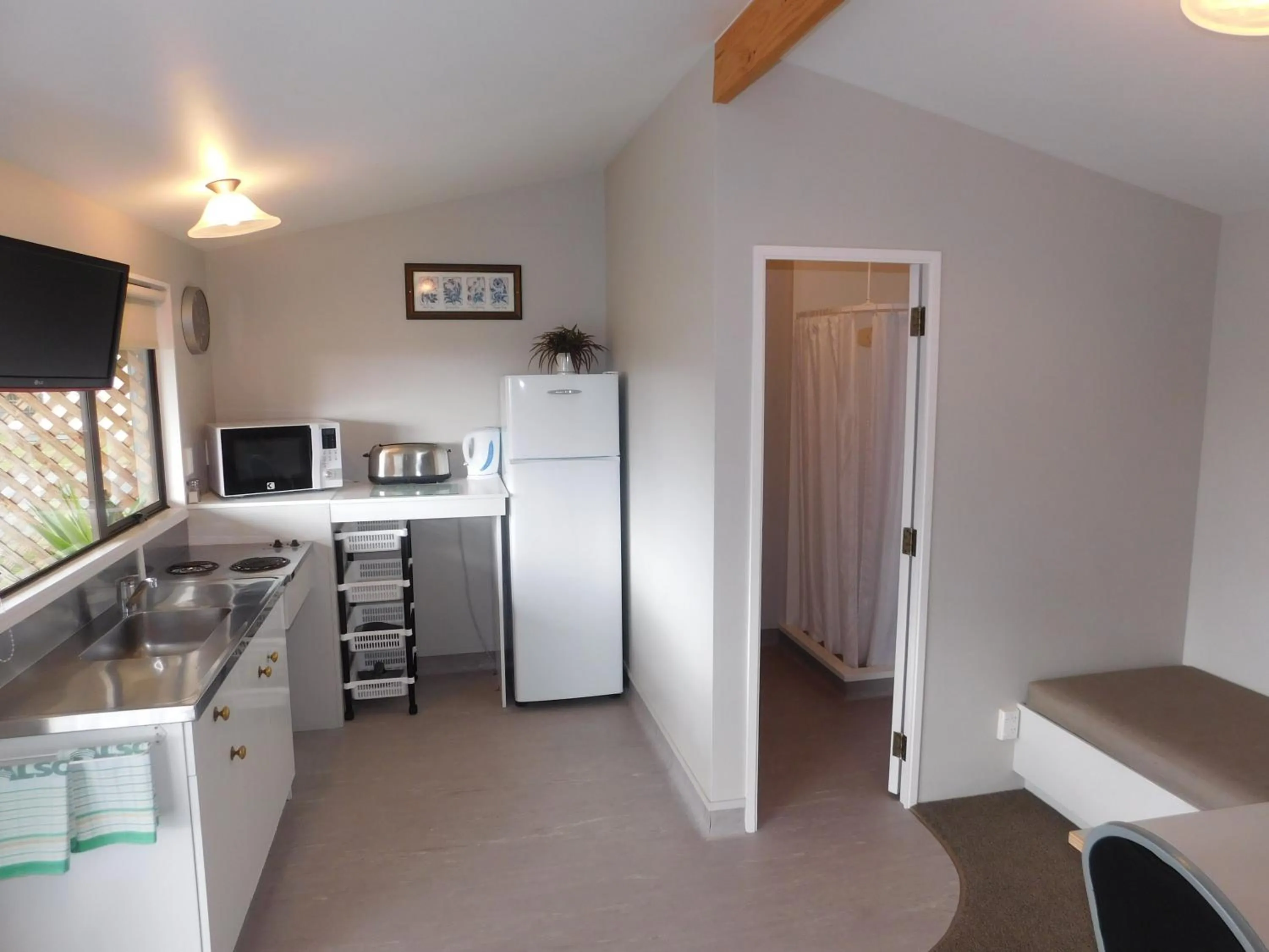 Kitchen or kitchenette in Motutere Bay TOP 10 Holiday Park