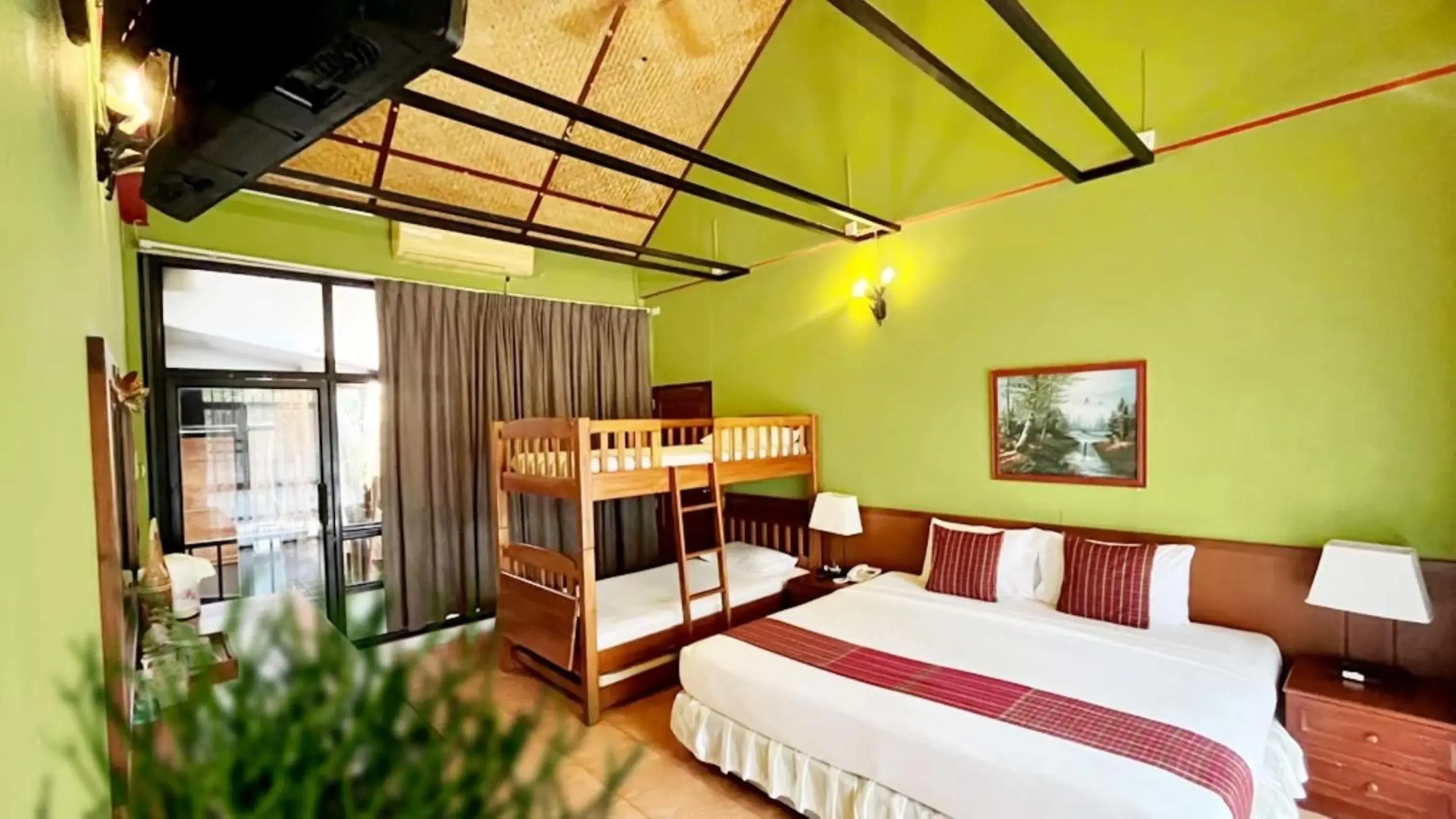 Big Bug Family in Birds and Bees Resort Big Bug Family in Birds and Bees Resort