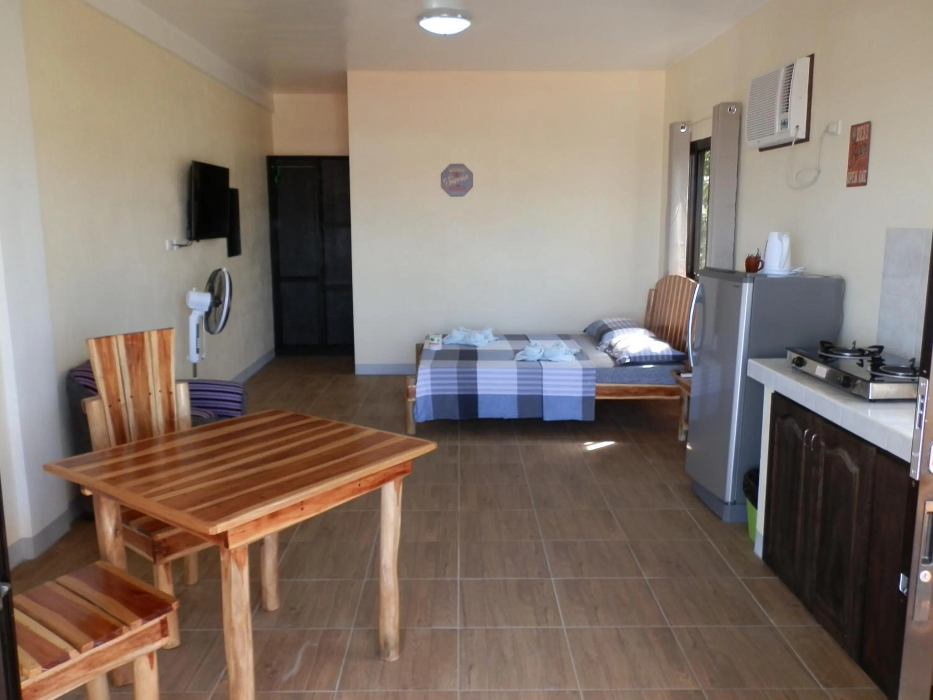 Dining area, Bed in The Blue Pagong