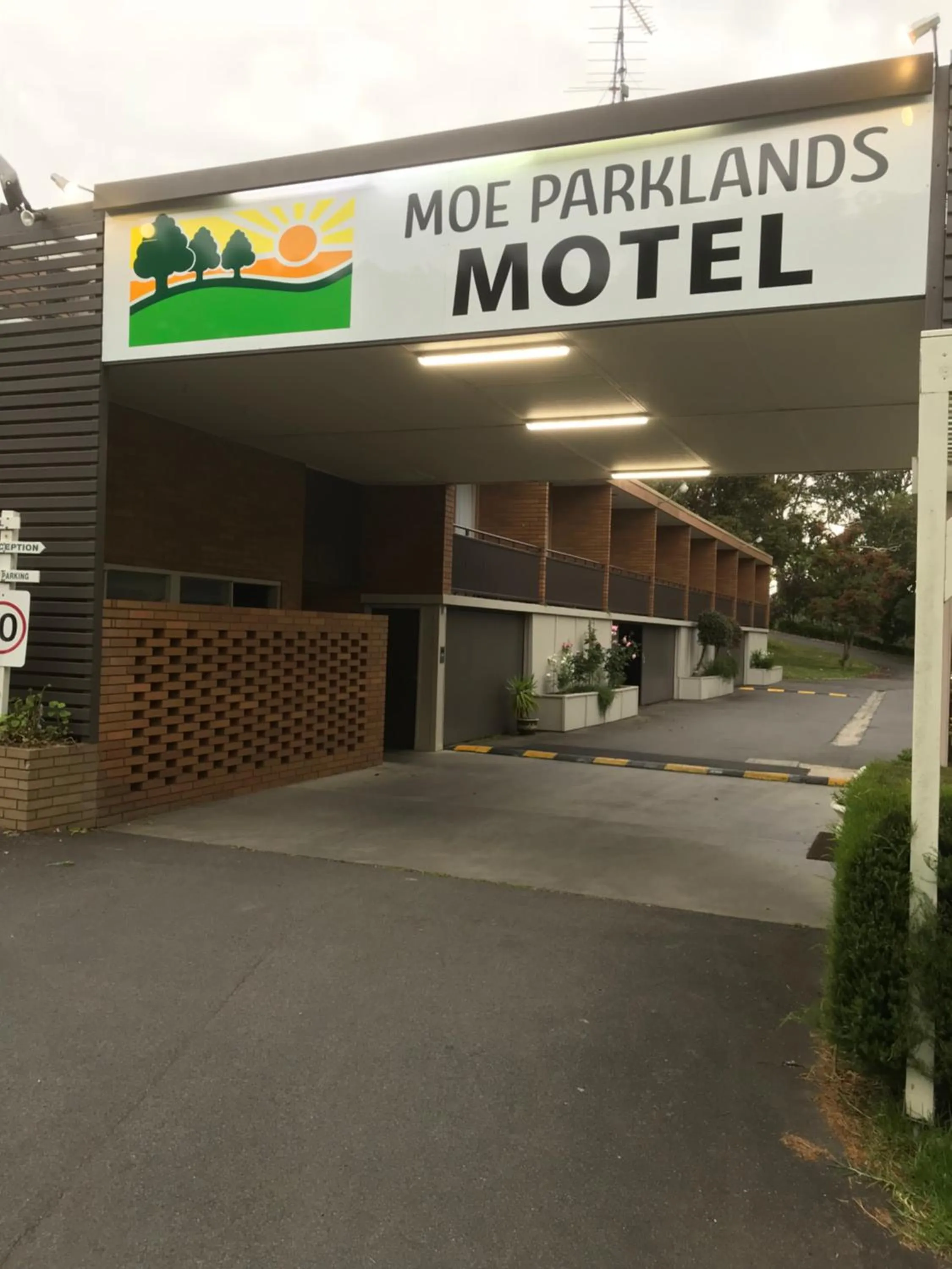 Facade/entrance in Moe Parklands Motel