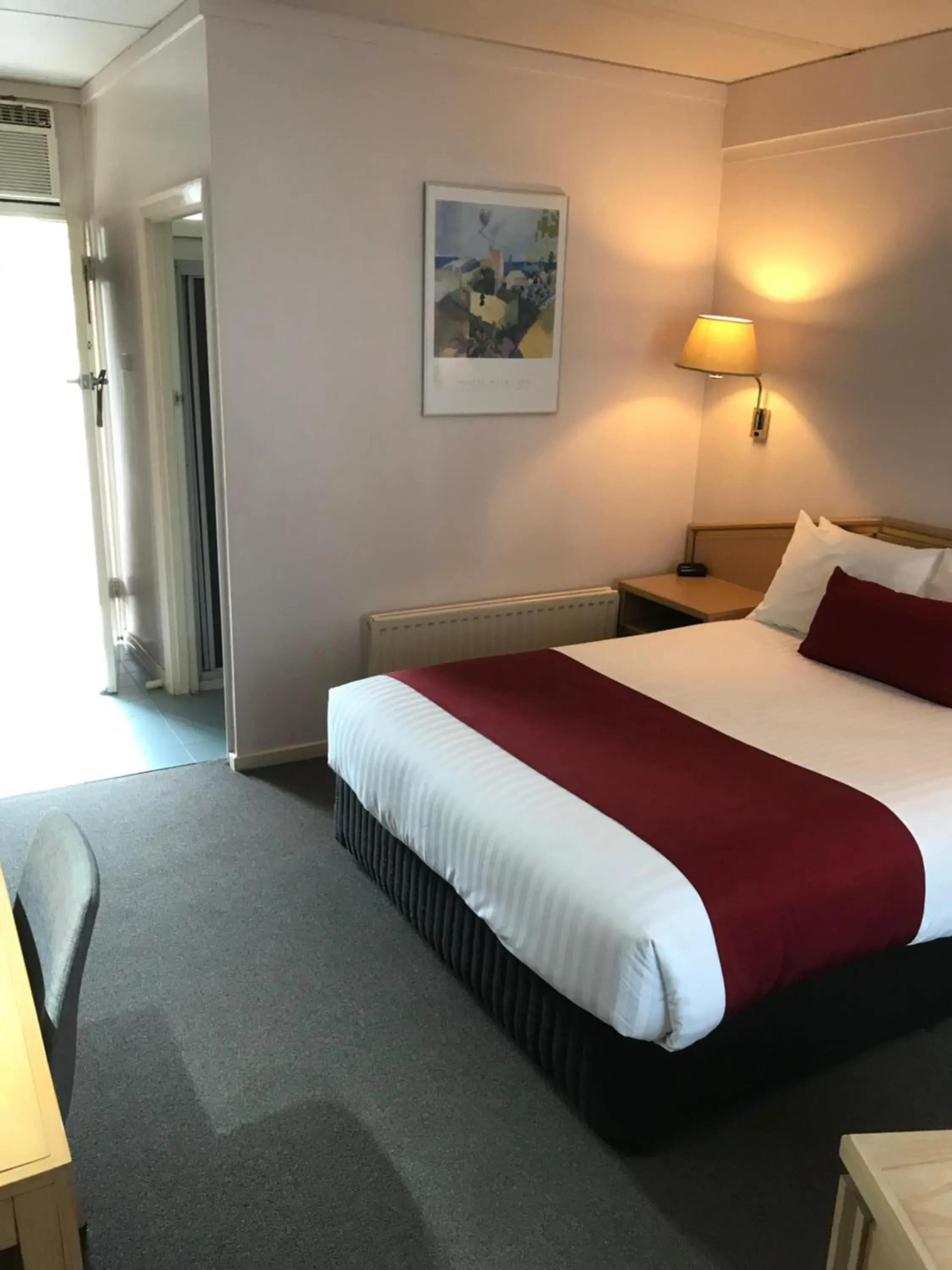 Deluxe Queen Room with Pool View - Non-Smoking in Moe Parklands Motel Deluxe Queen Room with Pool View - Non-Smoking in Moe Parklands Motel