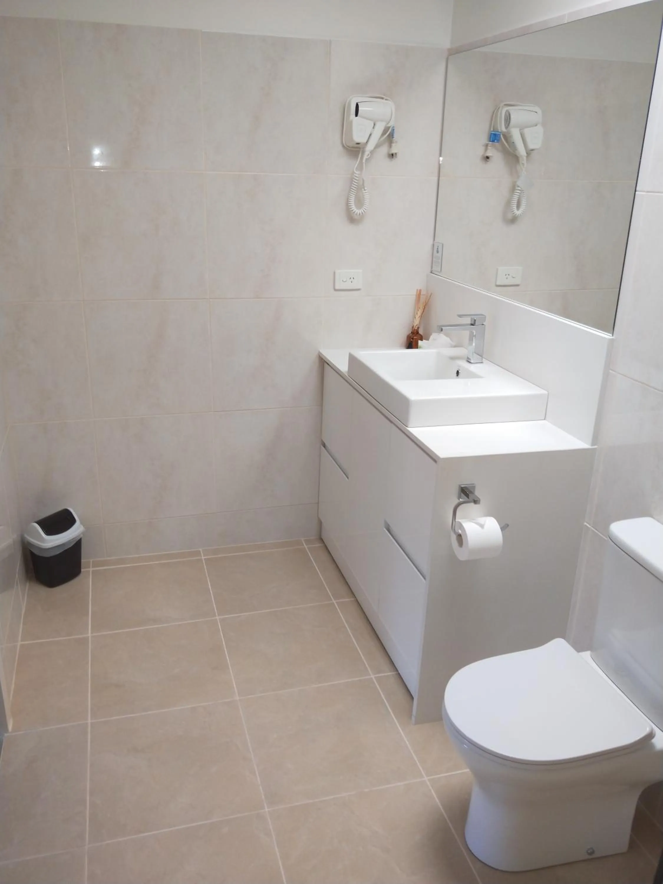 Bathroom in Moe Parklands Motel