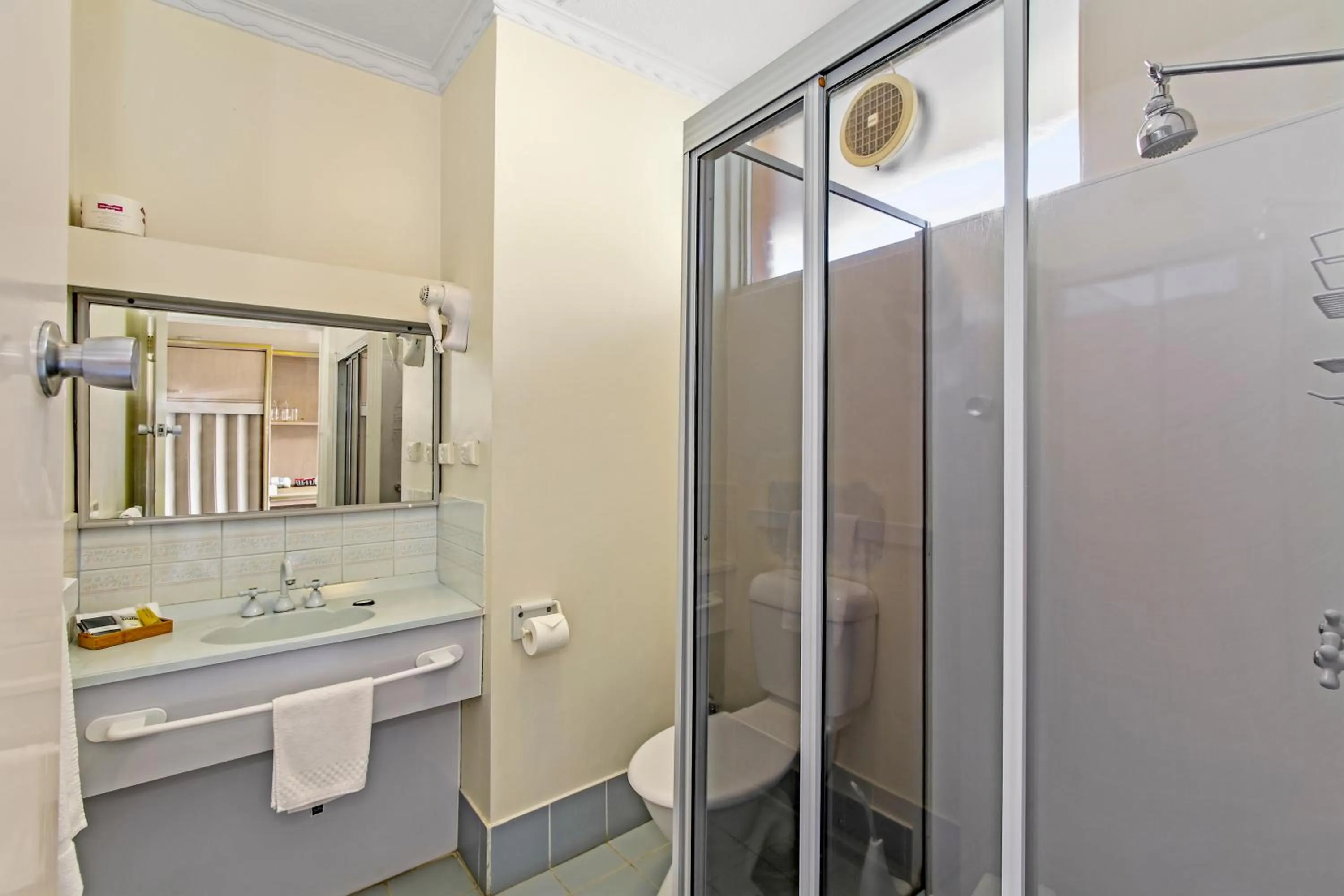 Bathroom in Moe Parklands Motel