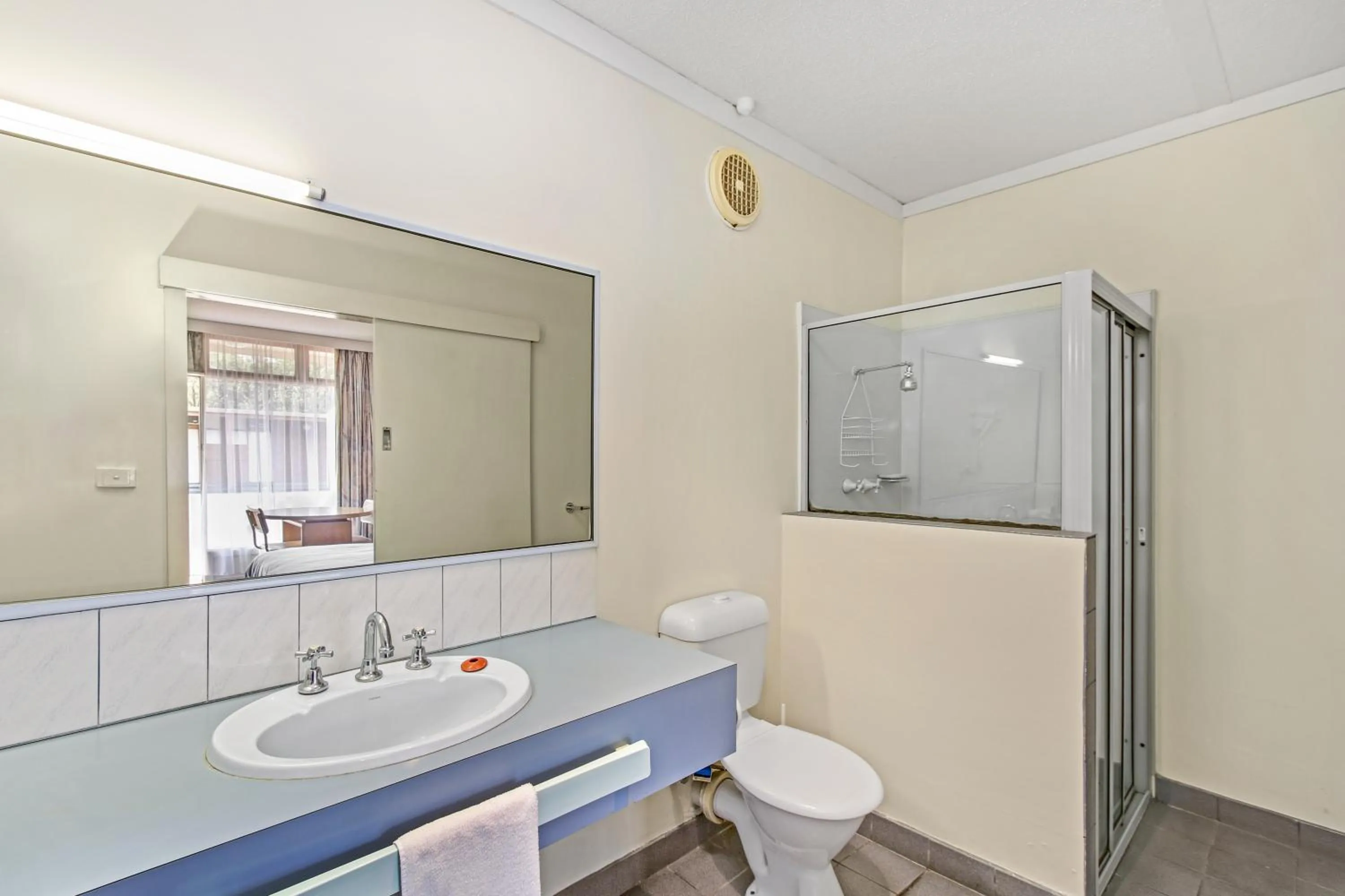 Bathroom in Moe Parklands Motel