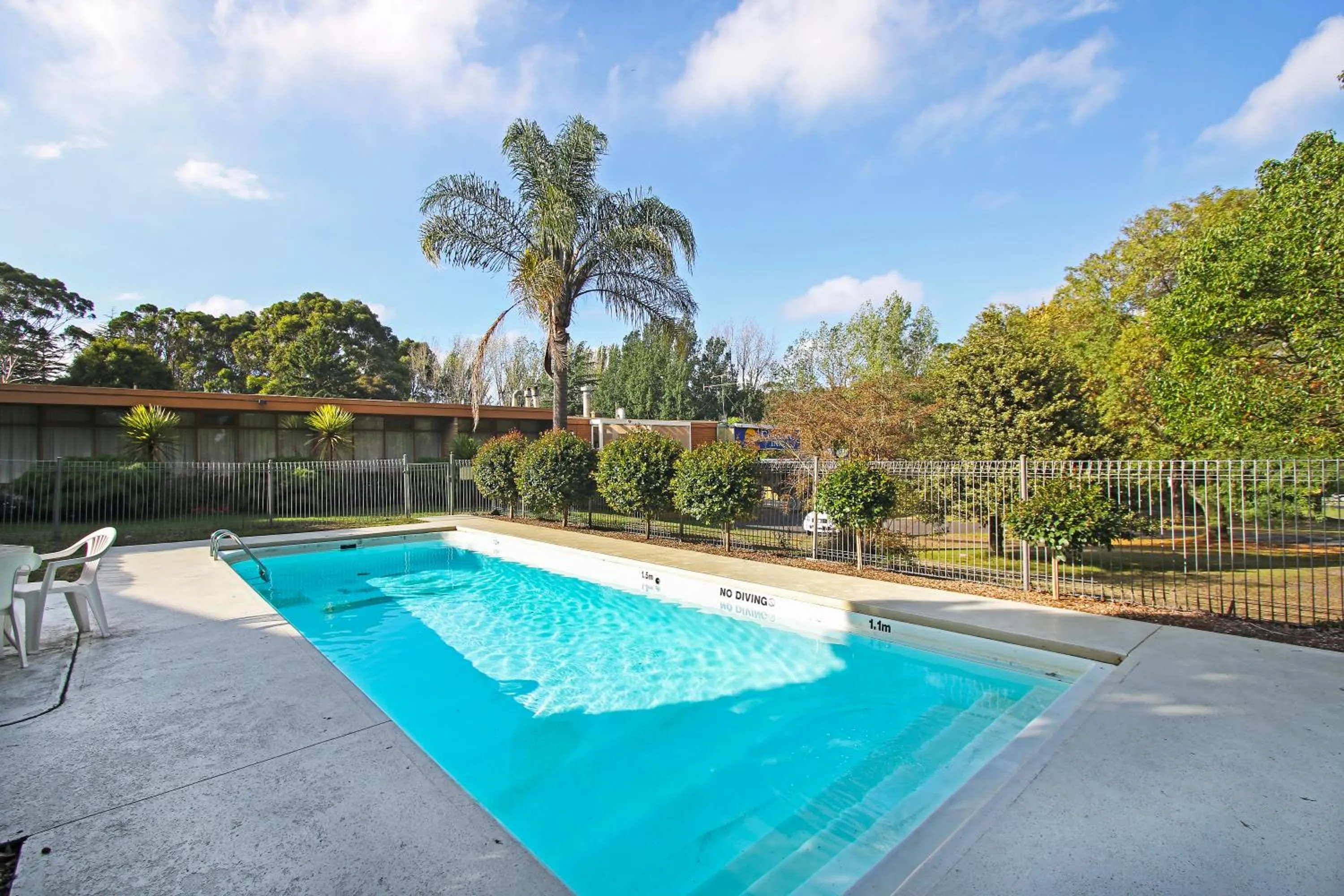 Swimming pool in Moe Parklands Motel