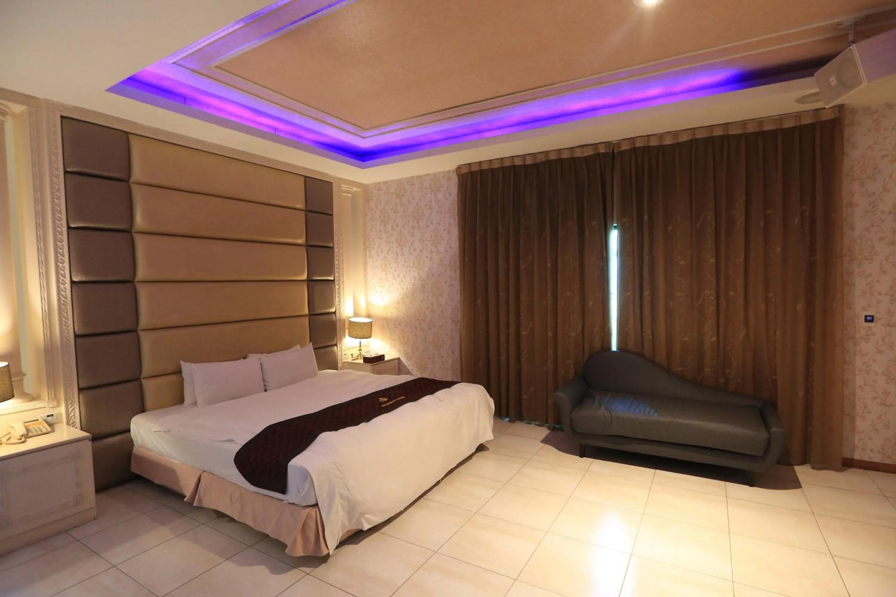 Bed in Moon Area Motel