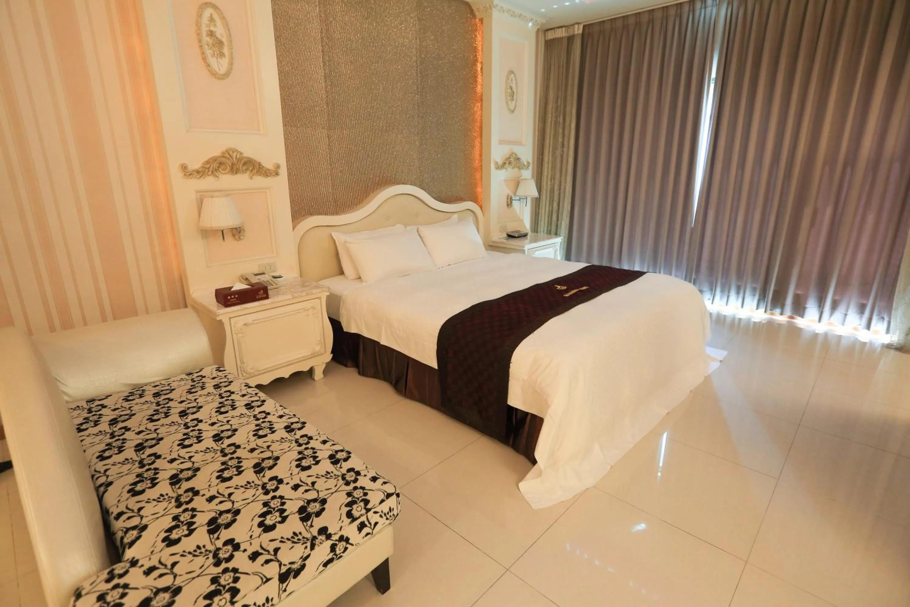 Bed in Moon Area Motel