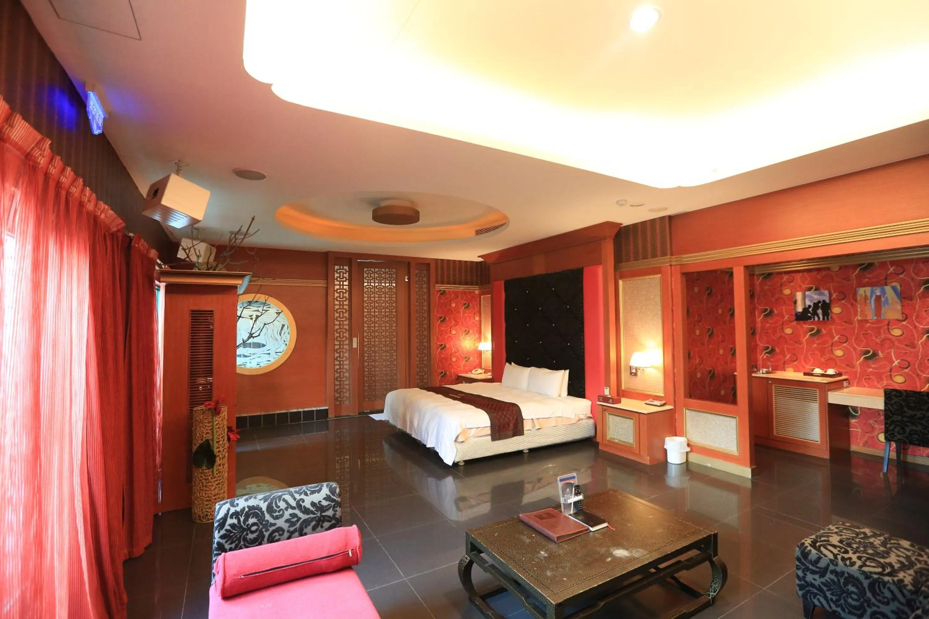 Communal lounge/ TV room, Bed in Moon Area Motel