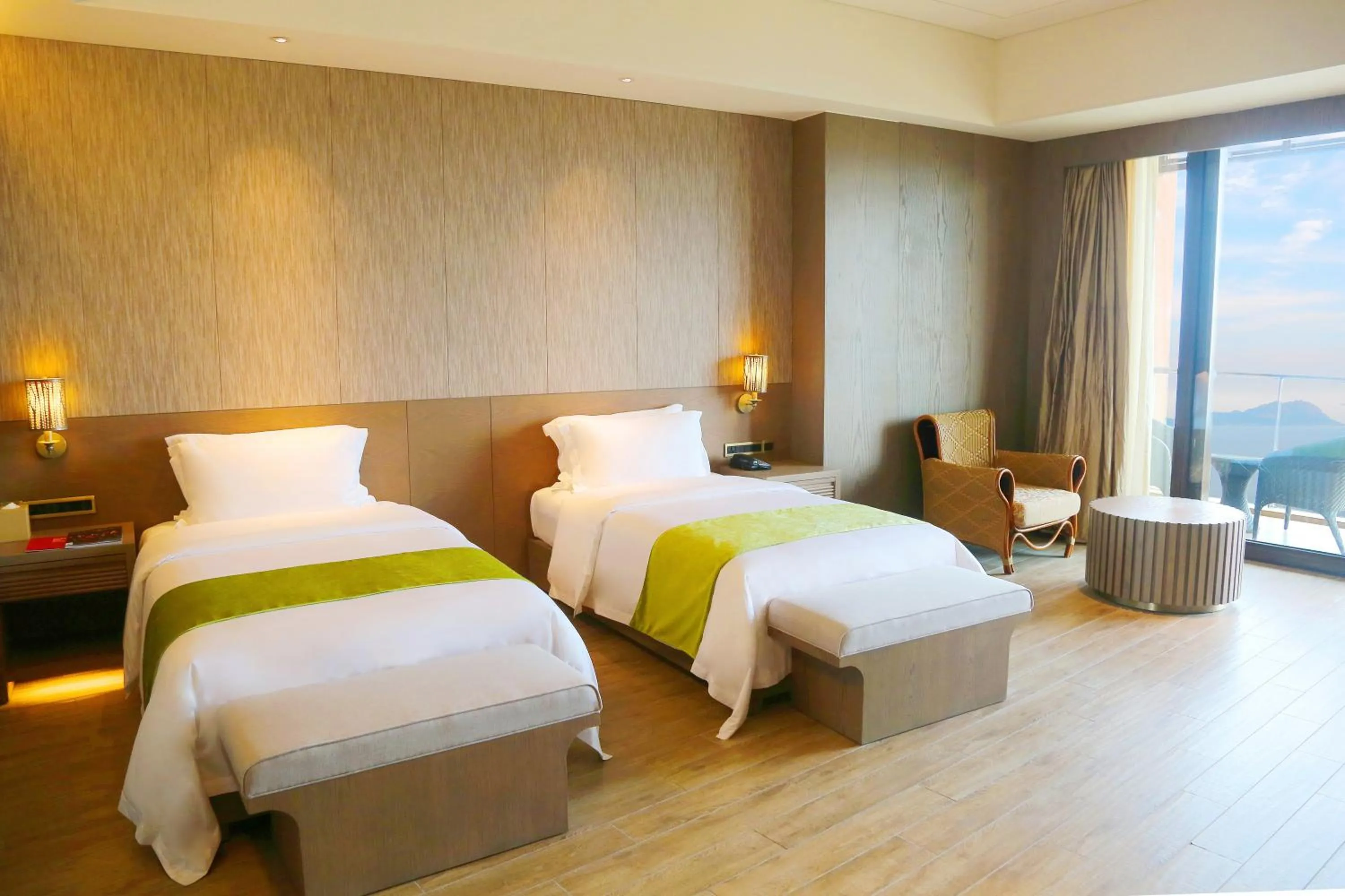 Bed in Qingdao Mangrove Tree Resort World - Red Coral Hotel