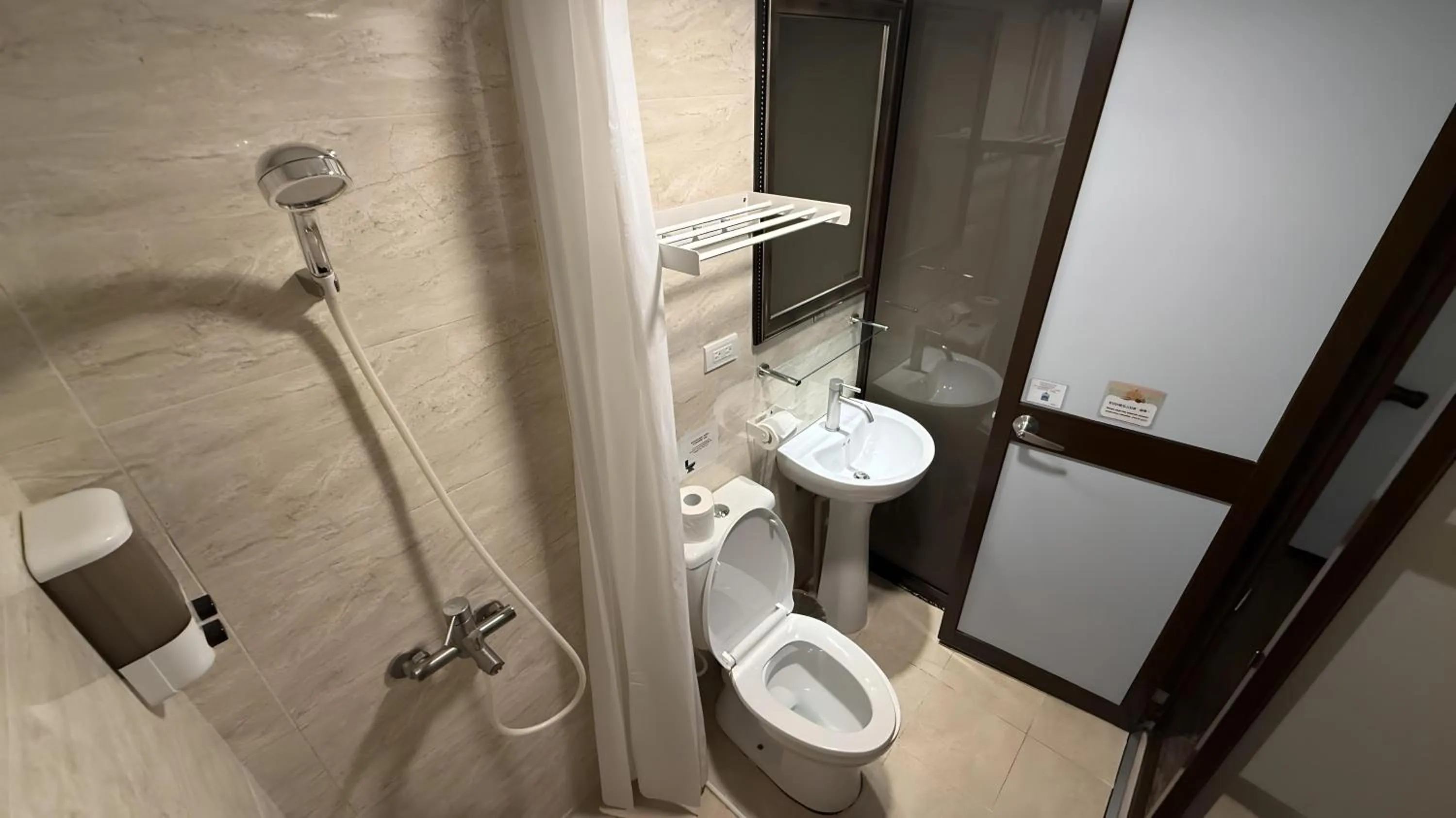 Shower in Lütel Hotel Xpark Gloria Outlets Shin Kong Cinemas