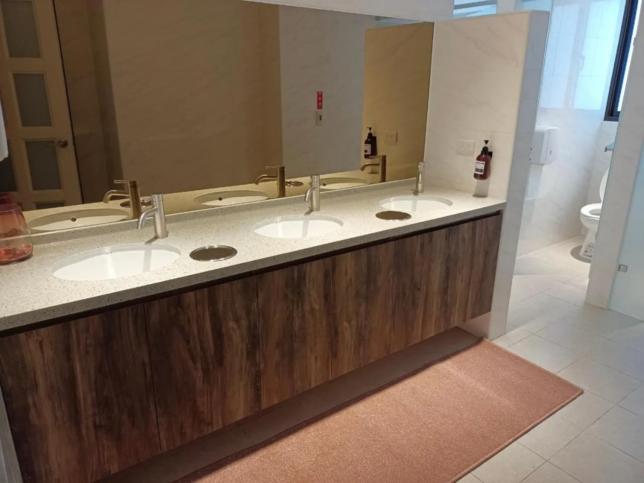 Shower in Lütel Hotel Xpark Gloria Outlets Shin Kong Cinemas