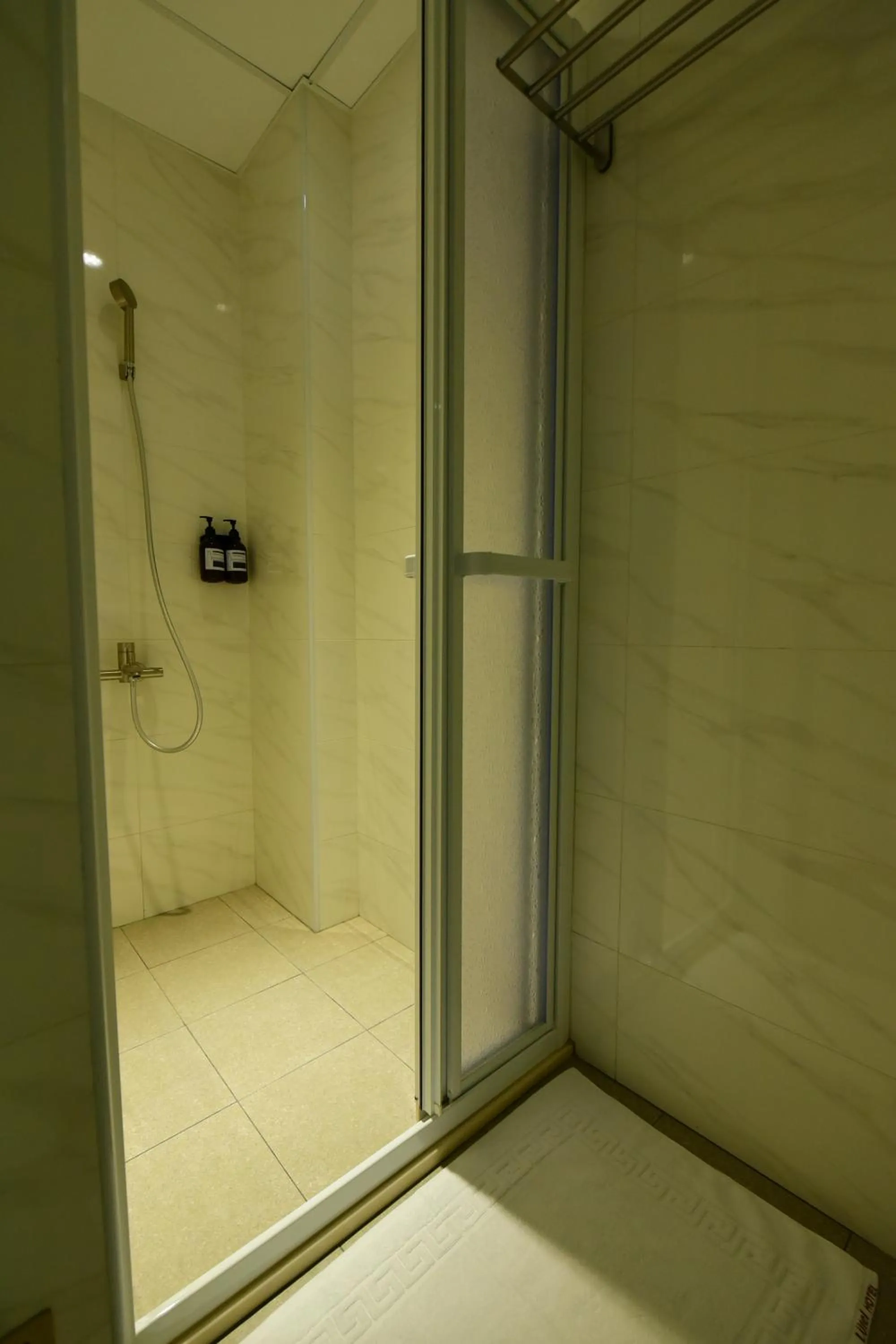 Shower in Lütel Hotel Xpark Gloria Outlets Shin Kong Cinemas