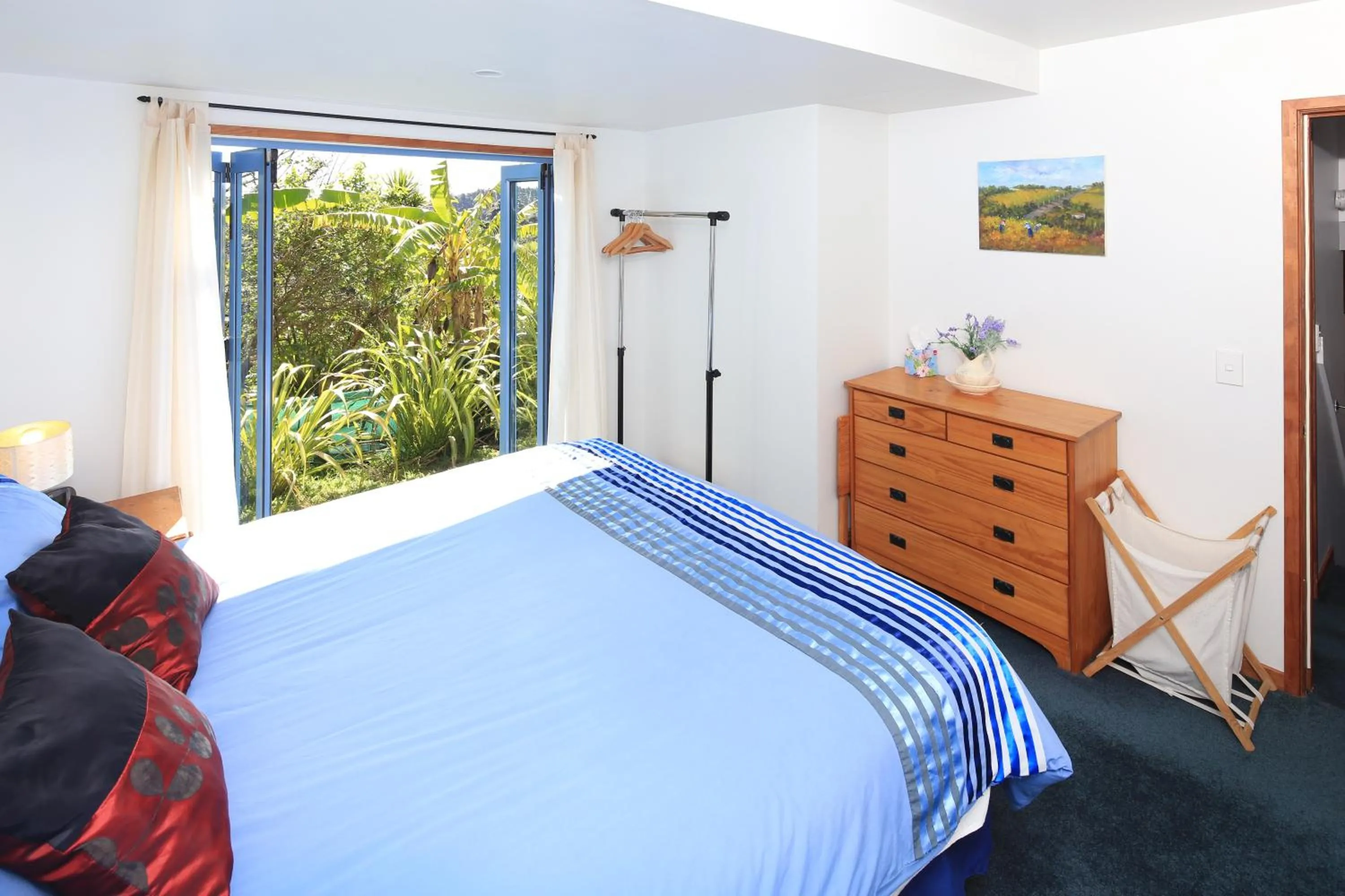 Photo of the whole room, Bed in Palm Heights