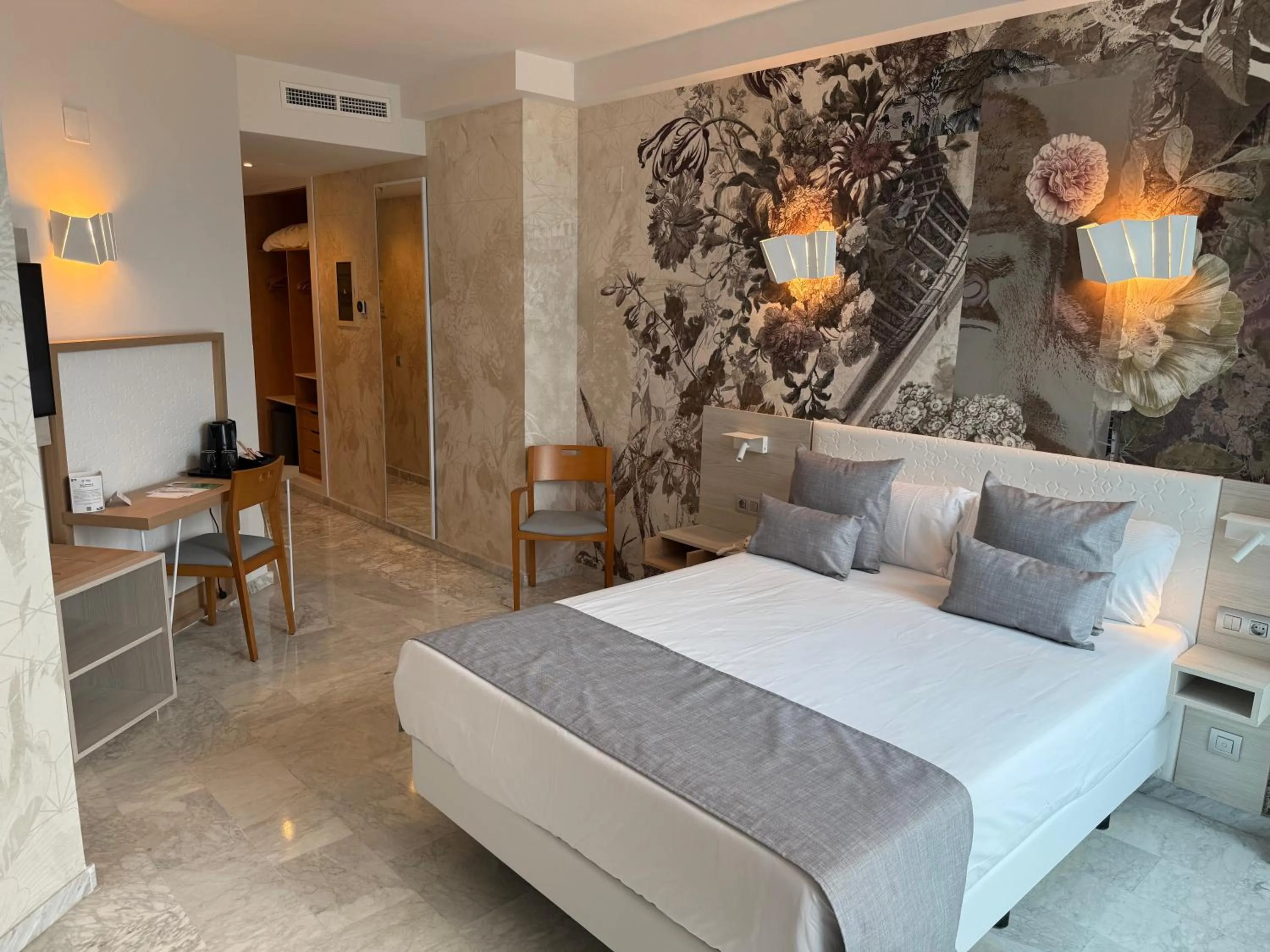 Bed in Hotel Madeira Centro