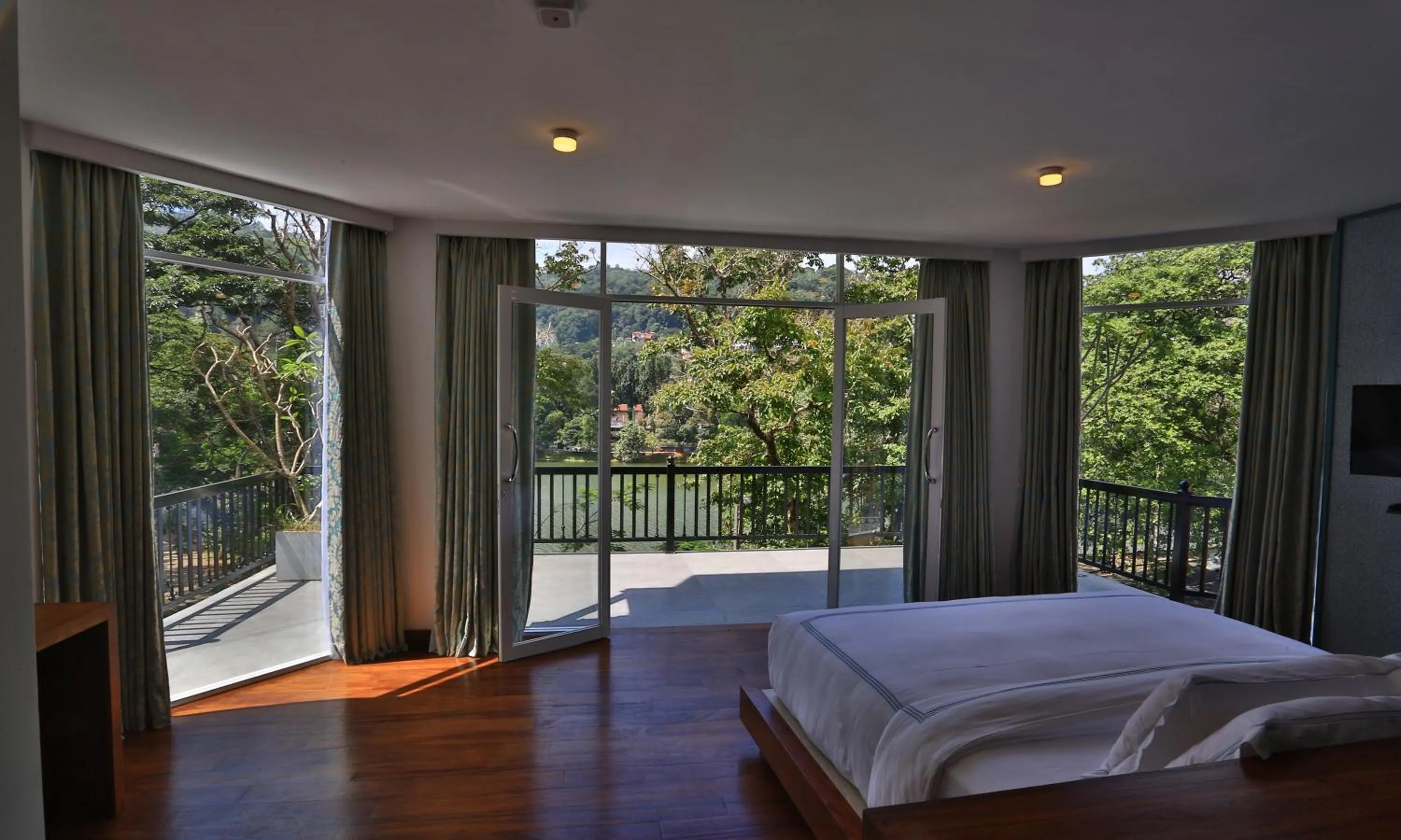 Lake view, Bed in Viyana Boutique Hotel
