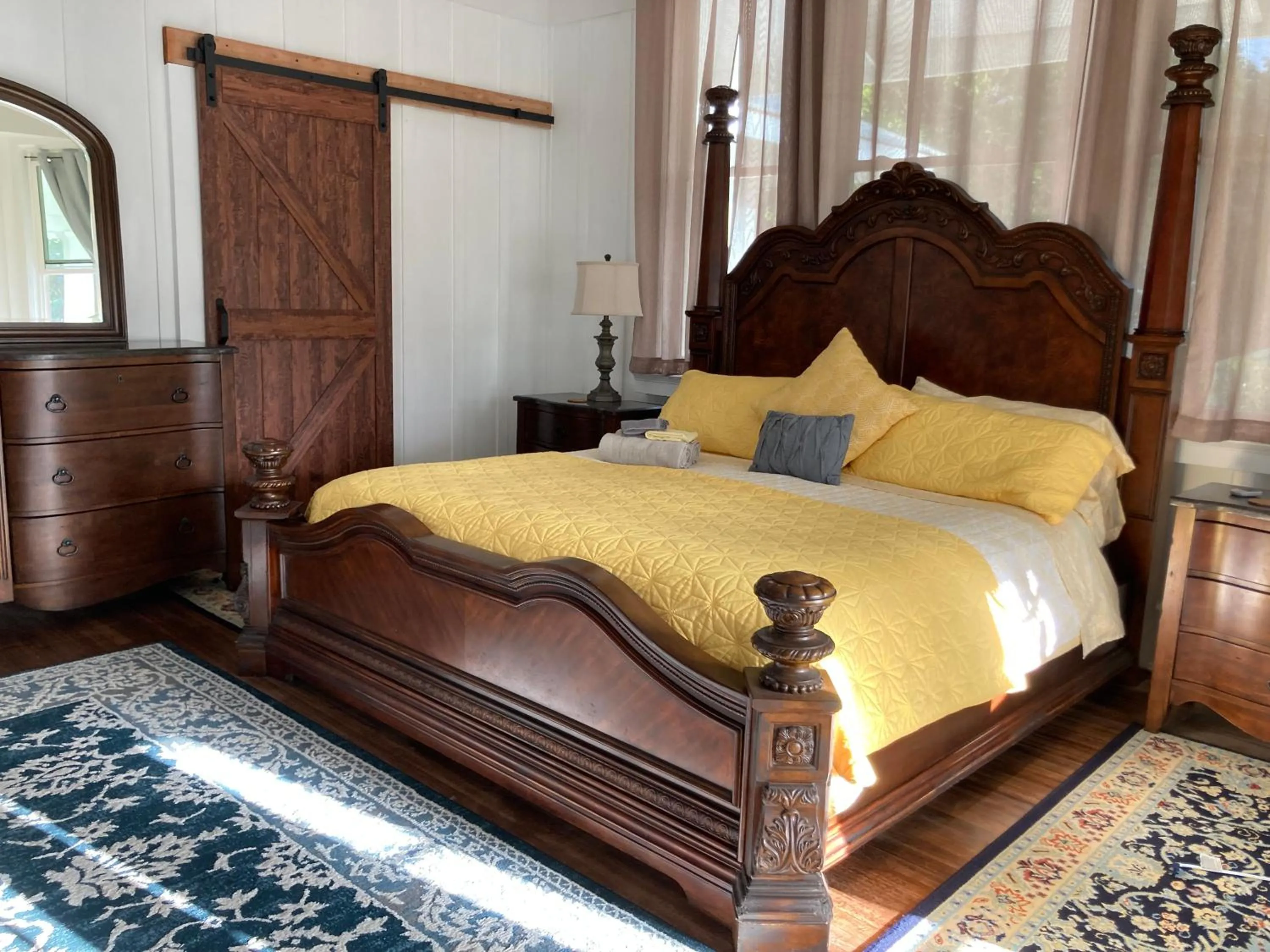 Bed in Hilo Bay Oceanfront Bed and Breakfast