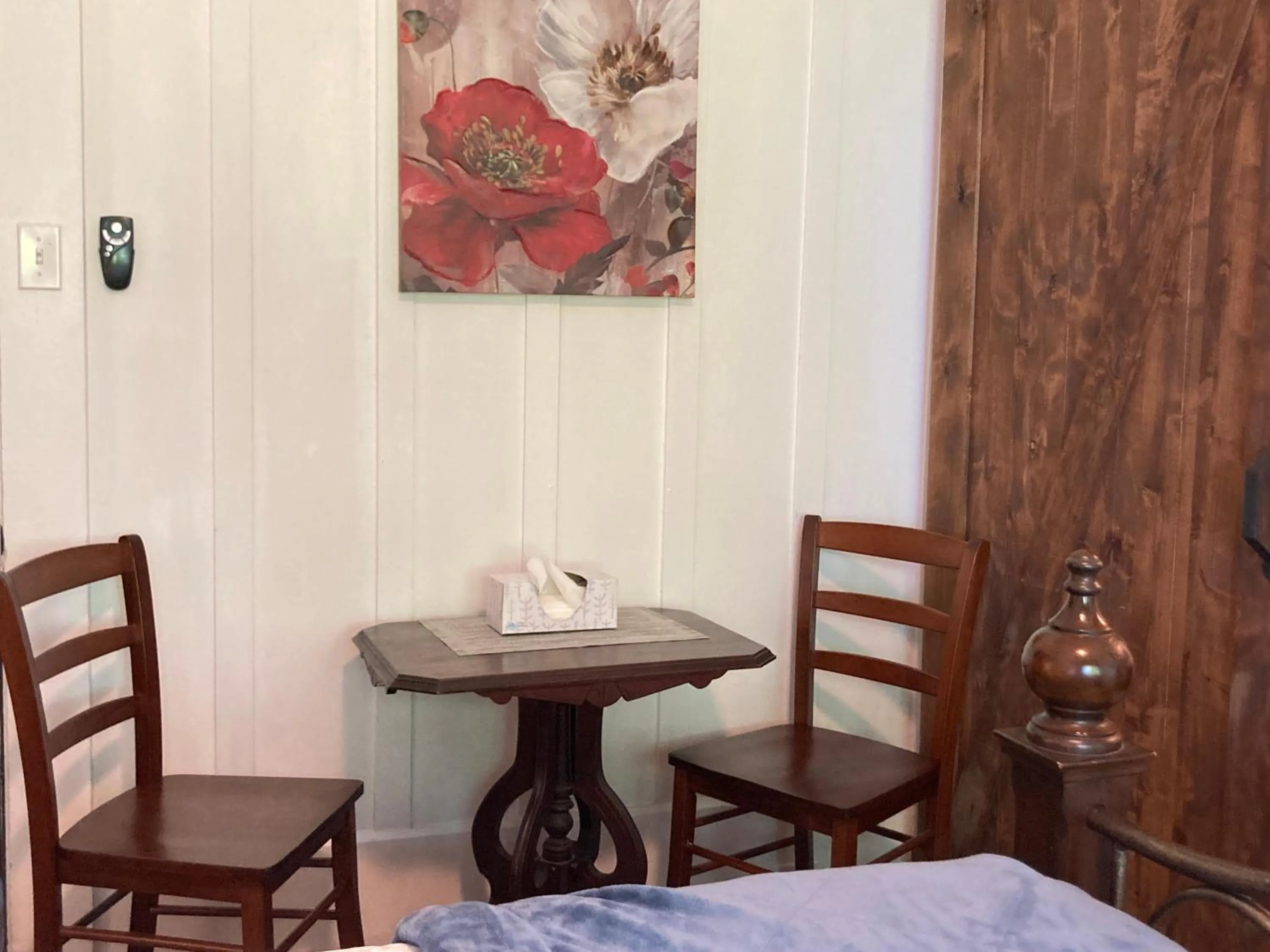 Seating area in Hilo Bay Oceanfront Bed and Breakfast