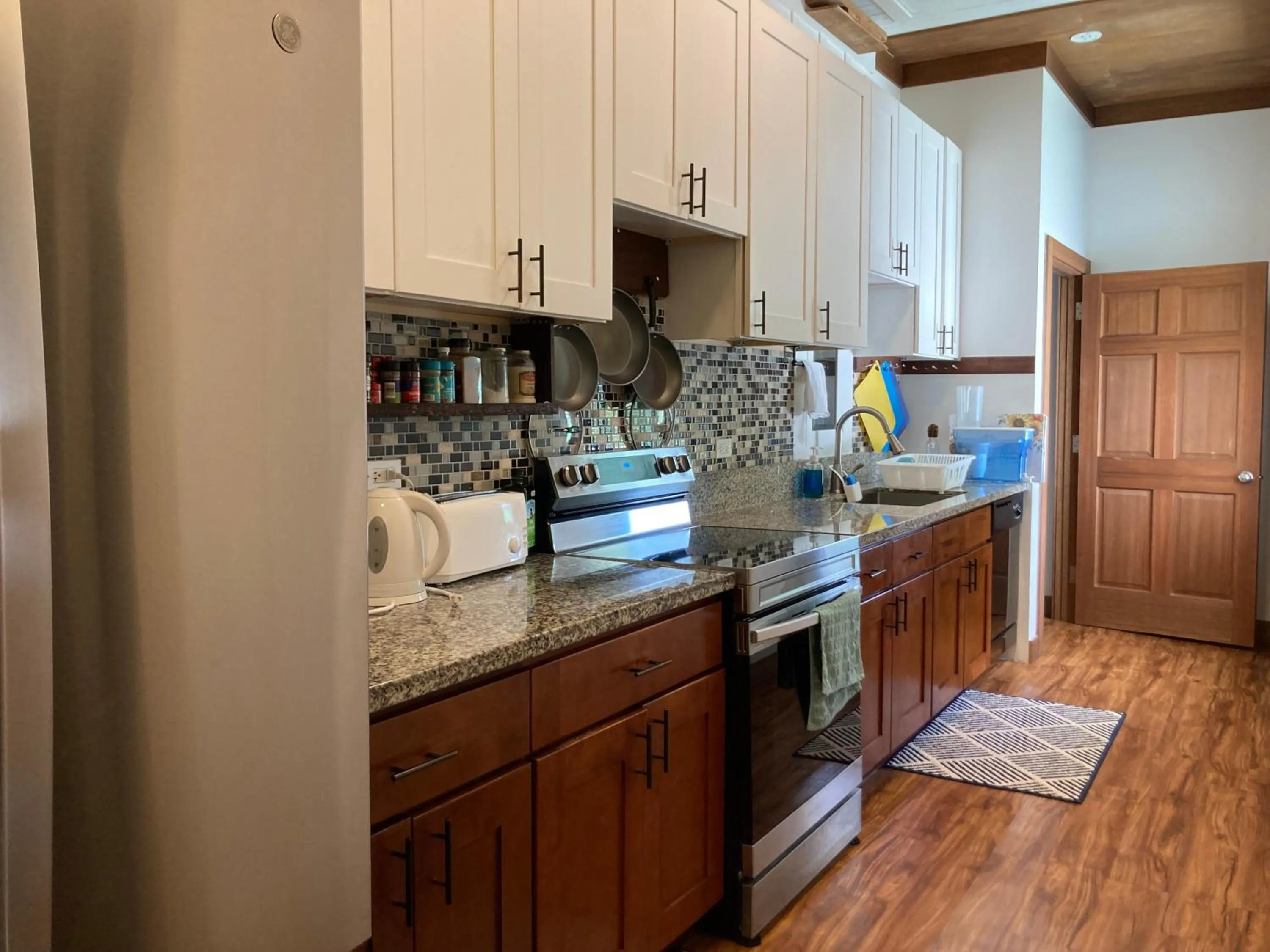 kitchen in Hilo Bay Oceanfront Bed and Breakfast