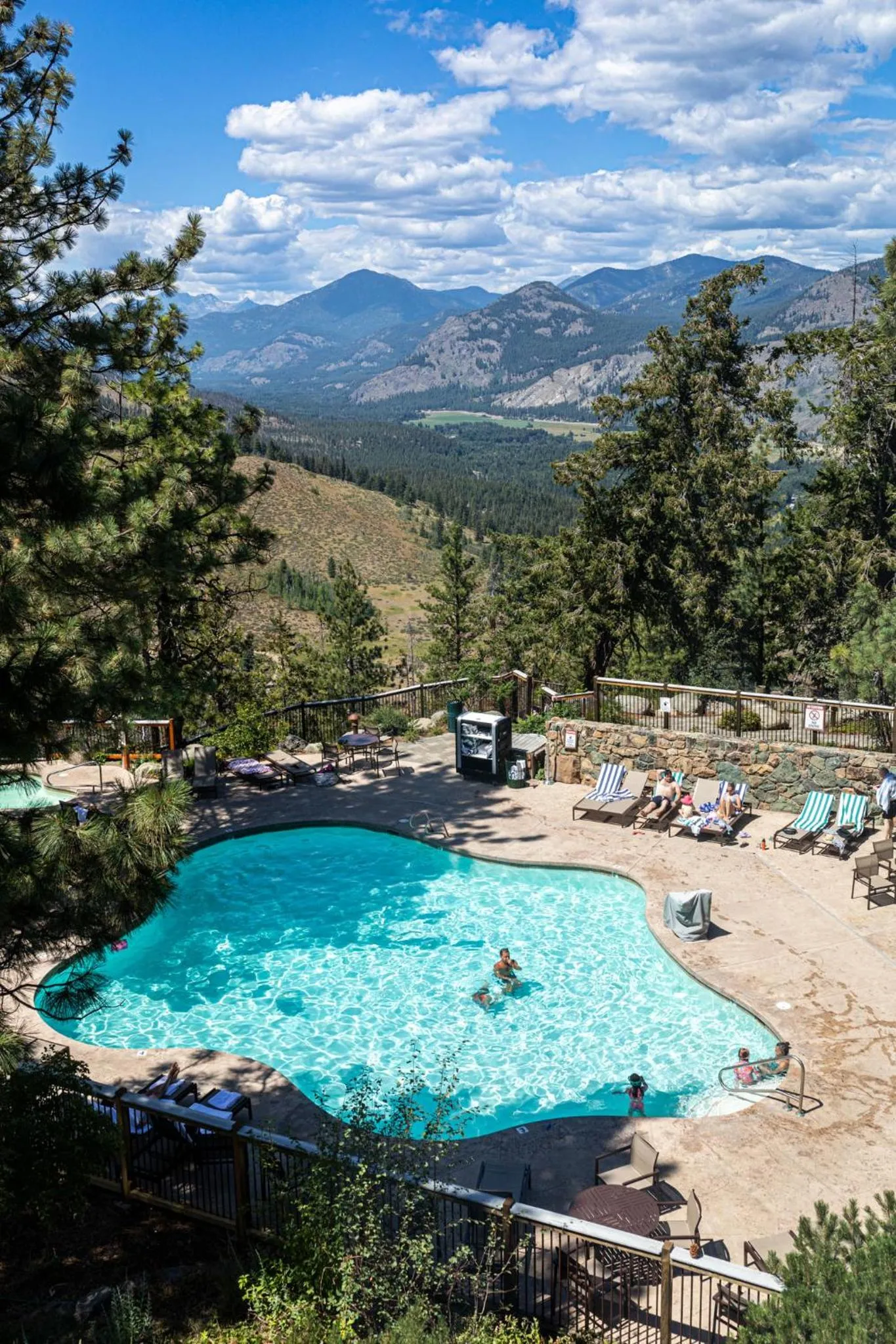 Swimming pool in Sun Mountain Lodge