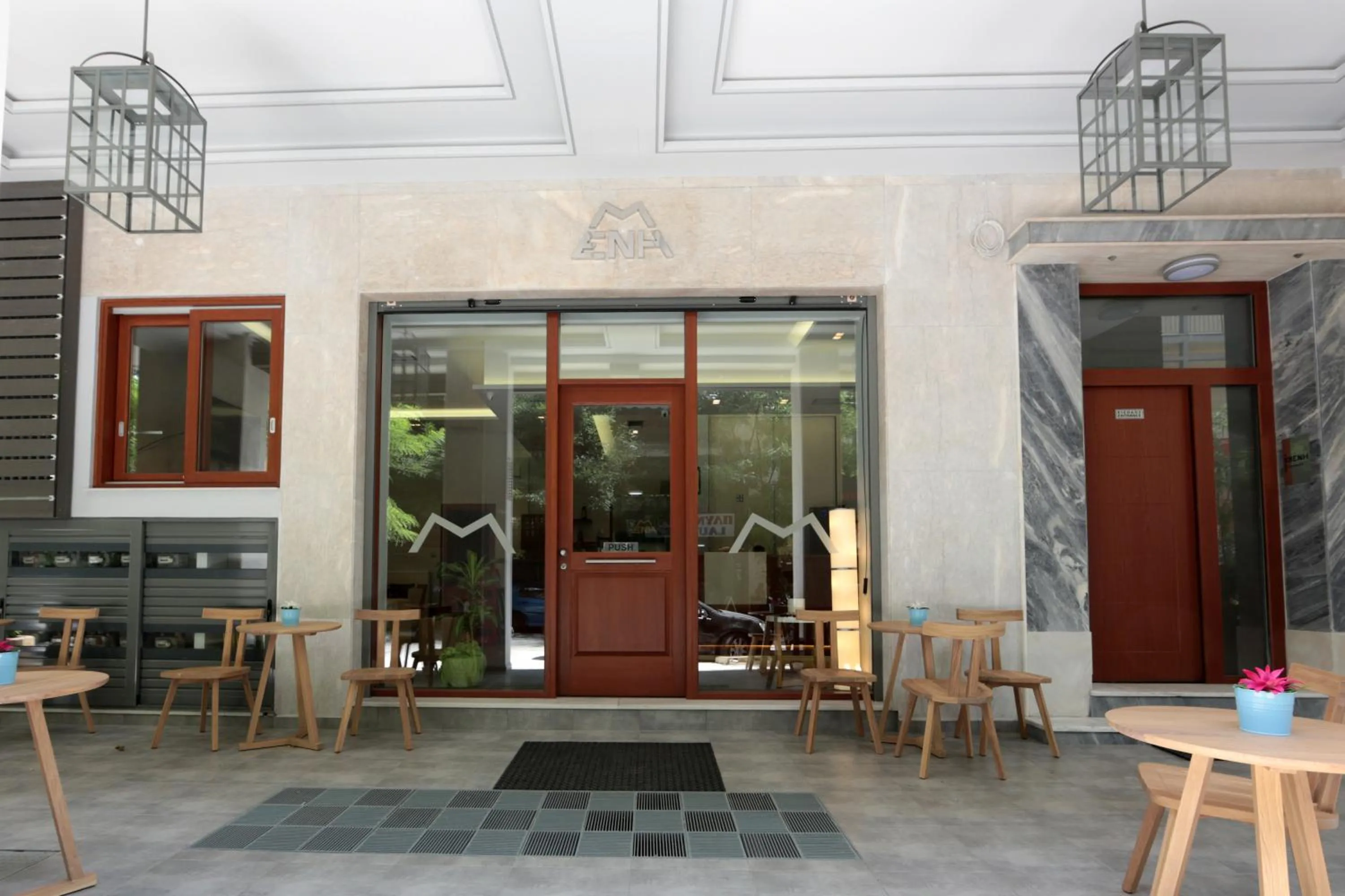 Facade/entrance in Meni Apartments